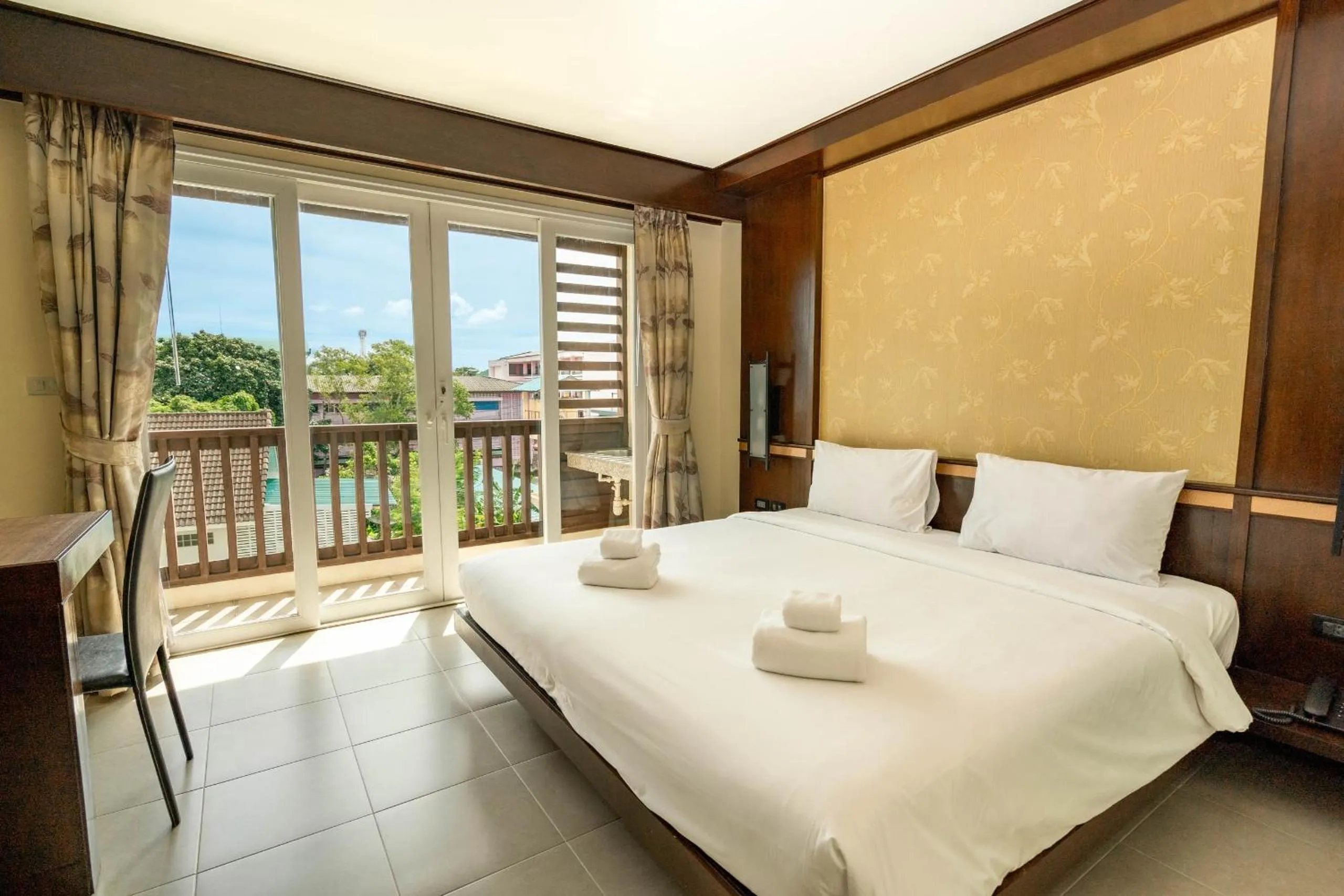 Balcony/Terrace, Bed in Ratana Hotel Chalong