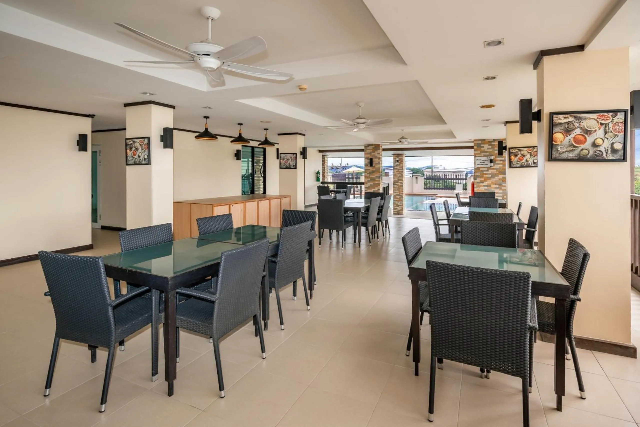 Restaurant/places to eat in Ratana Hotel Chalong