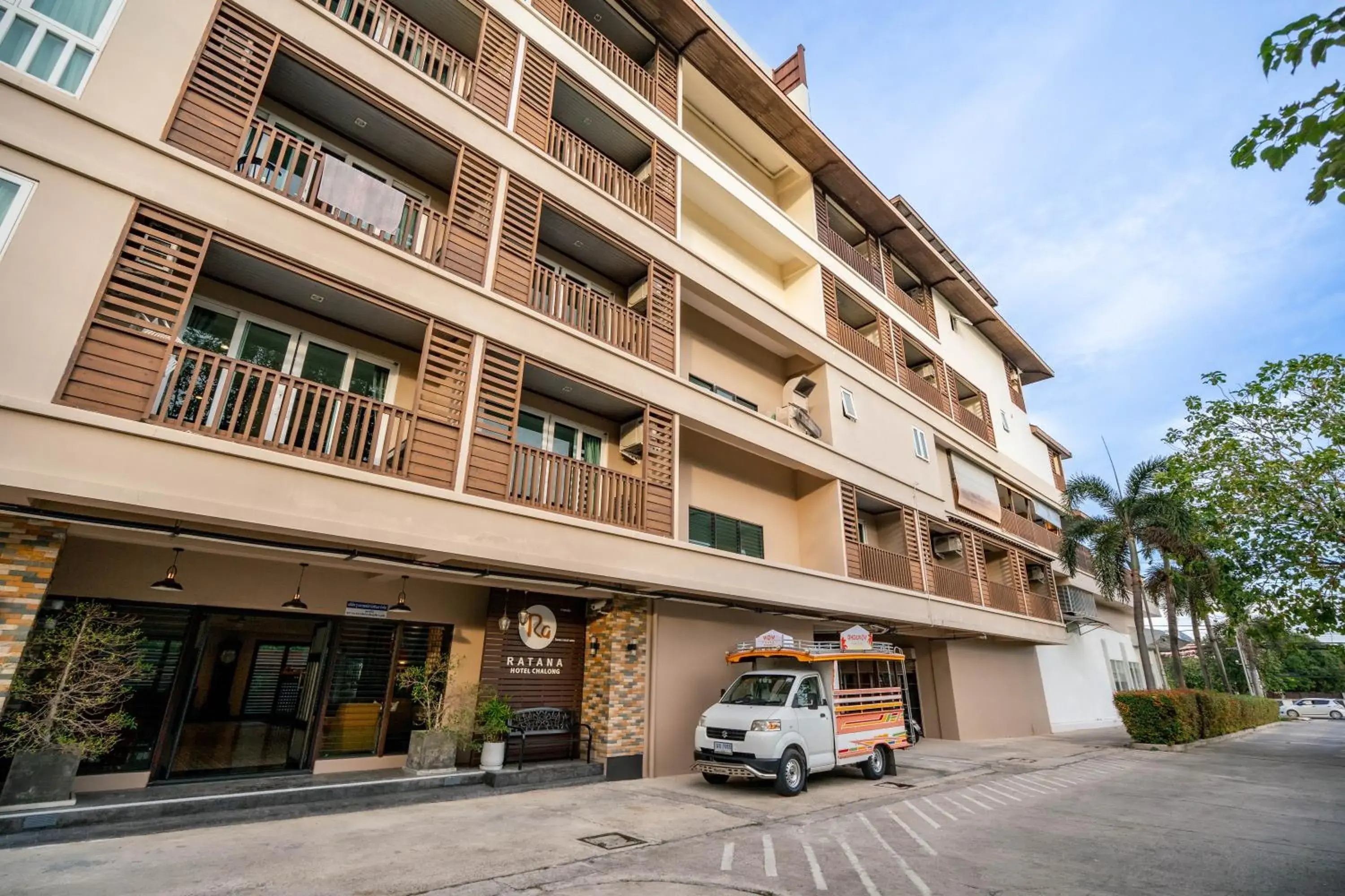 Property building in Ratana Hotel Chalong Property building in Ratana Hotel Chalong