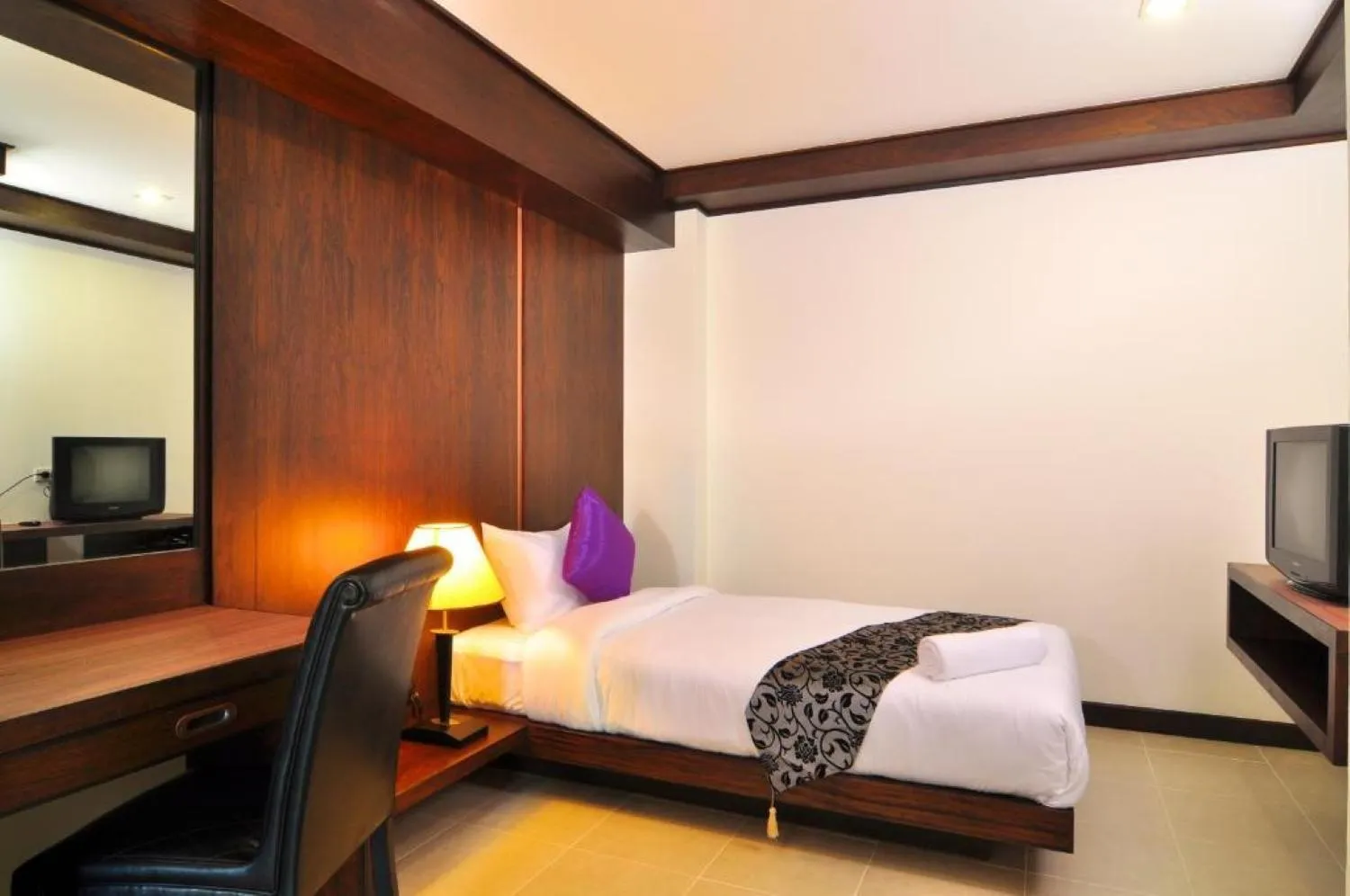 Bed in Ratana Hotel Chalong