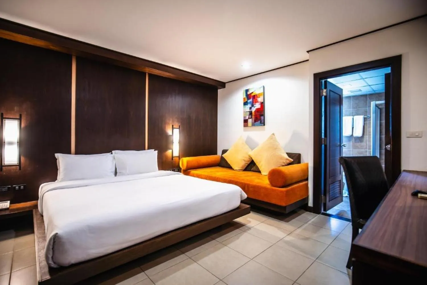 Photo of the whole room, Bed in Ratana Hotel Chalong