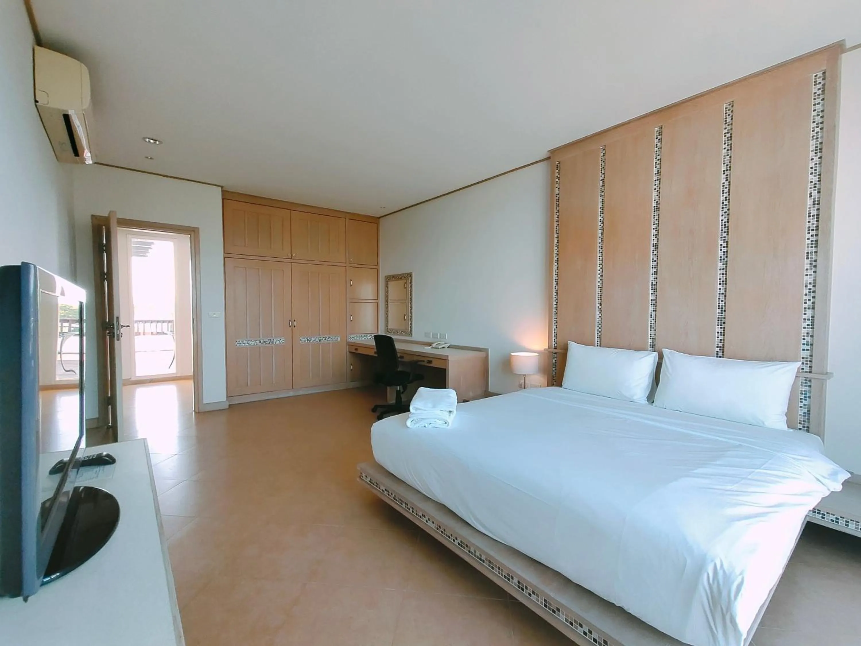 Bedroom, Bed in Ratana Hotel Chalong