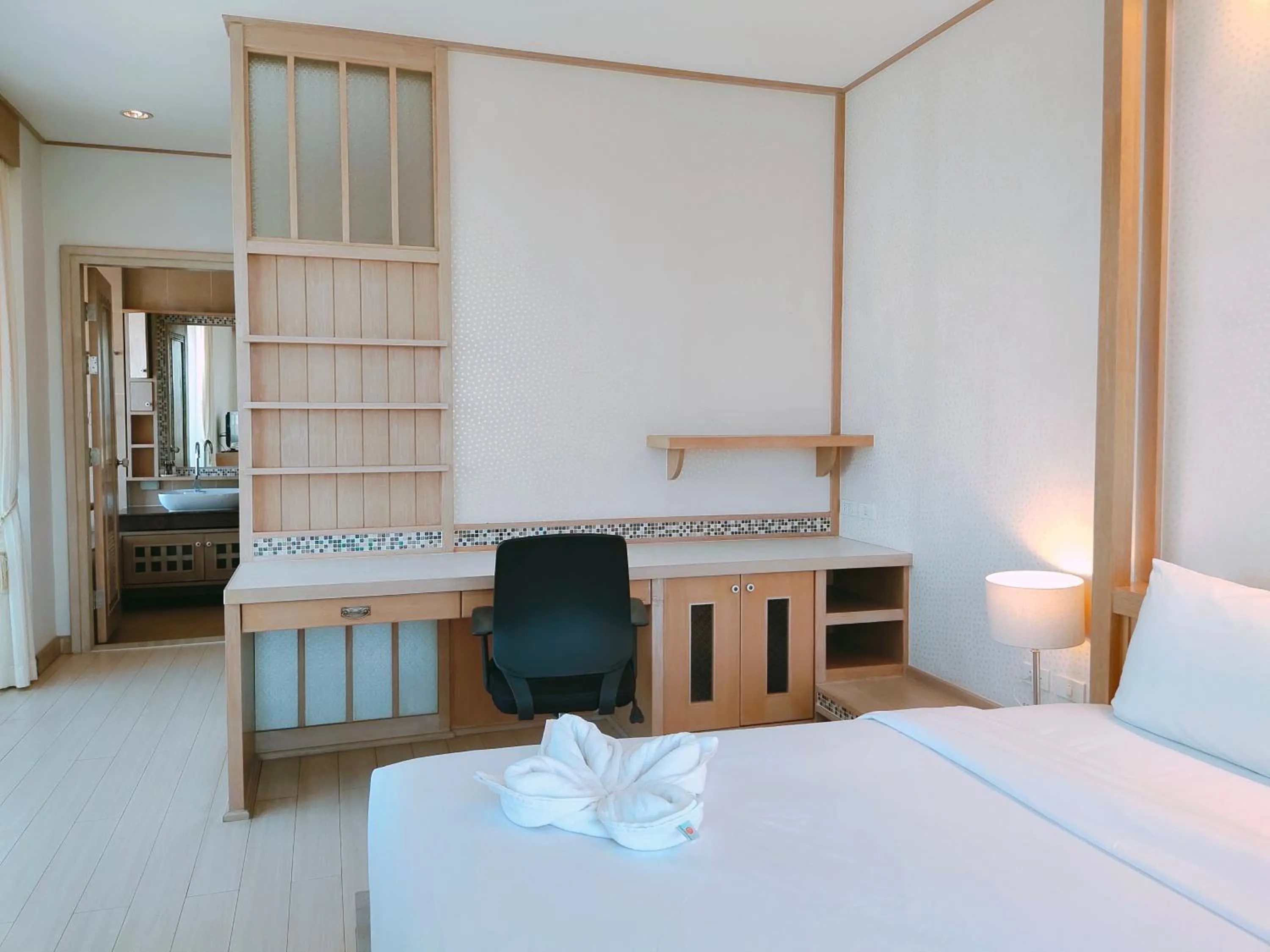 Bedroom, Bed in Ratana Hotel Chalong