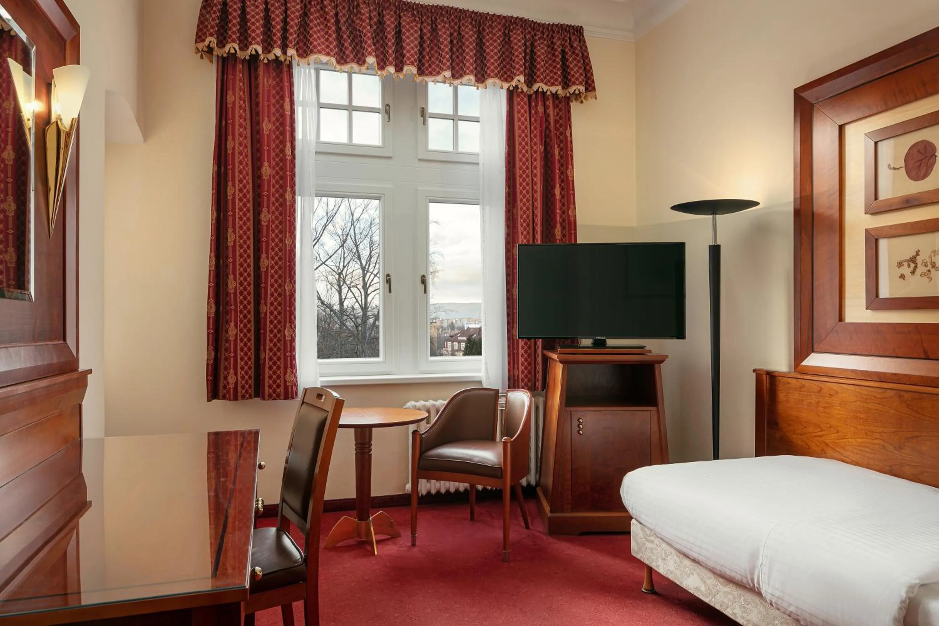 TV and multimedia, Bed in Spa Hotel Villa Smetana