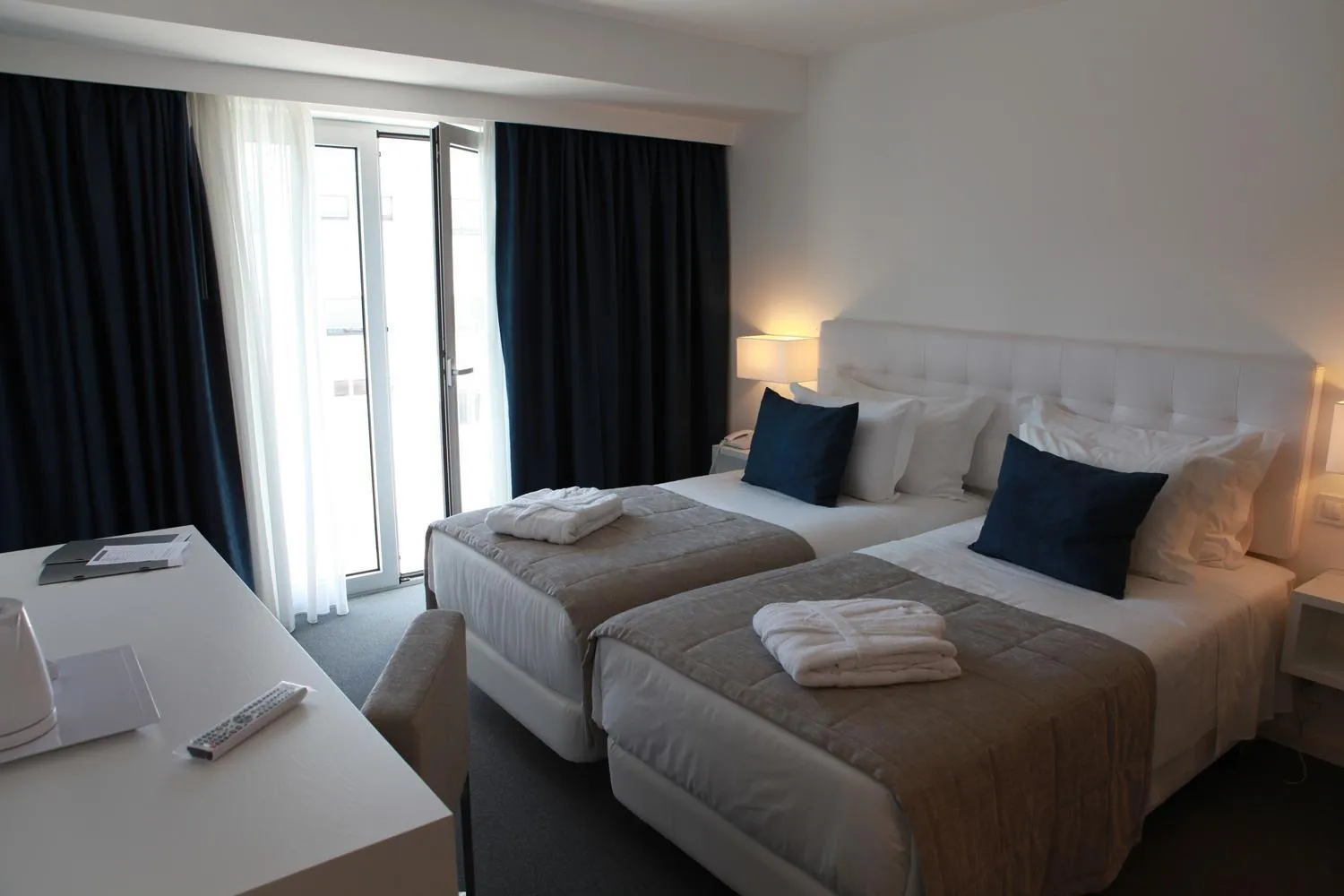 Balcony/Terrace, Bed in Hotel Anjo de Portugal