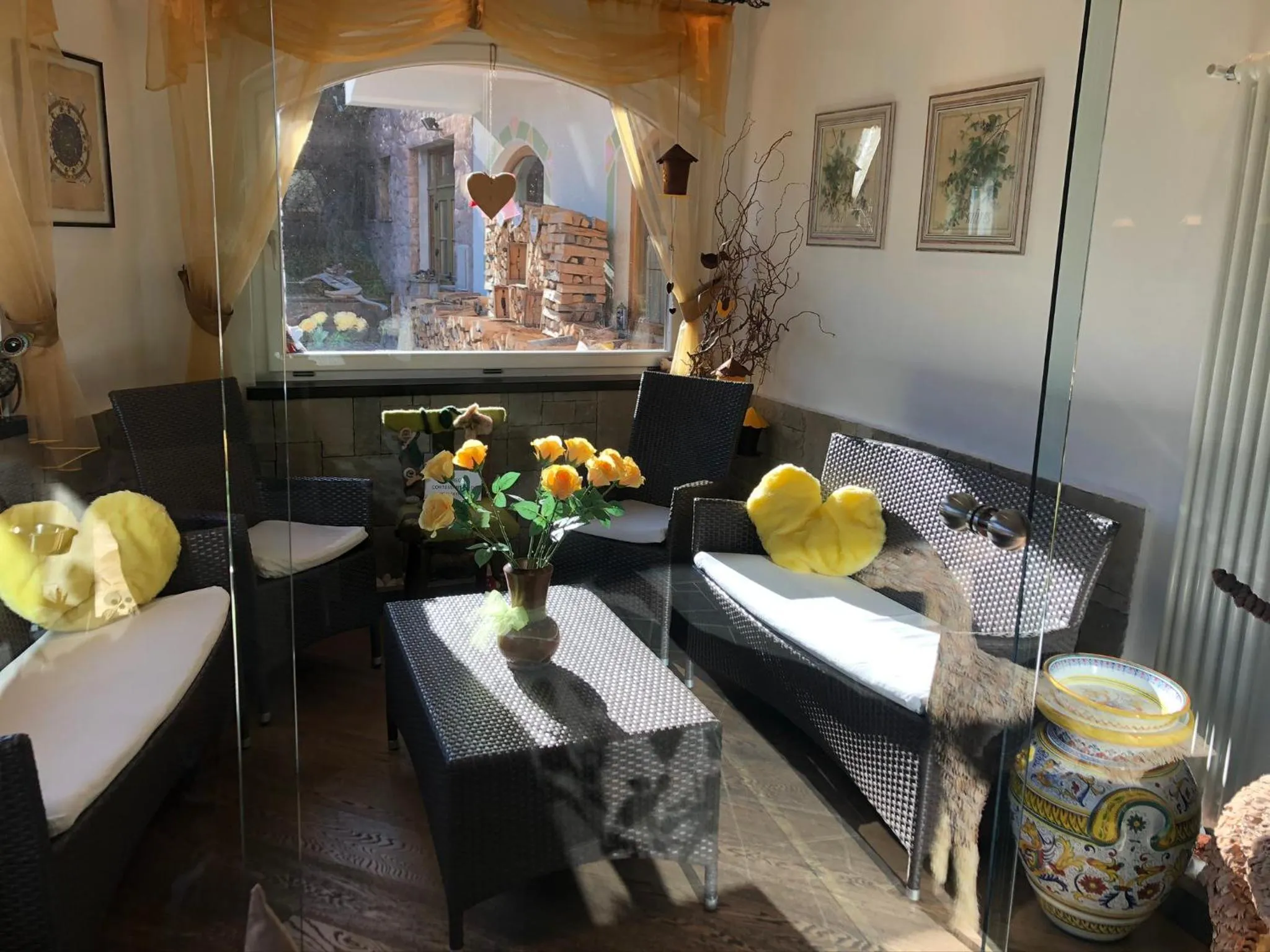 Communal lounge/ TV room in Alpine Touring Hotel-petfriendly