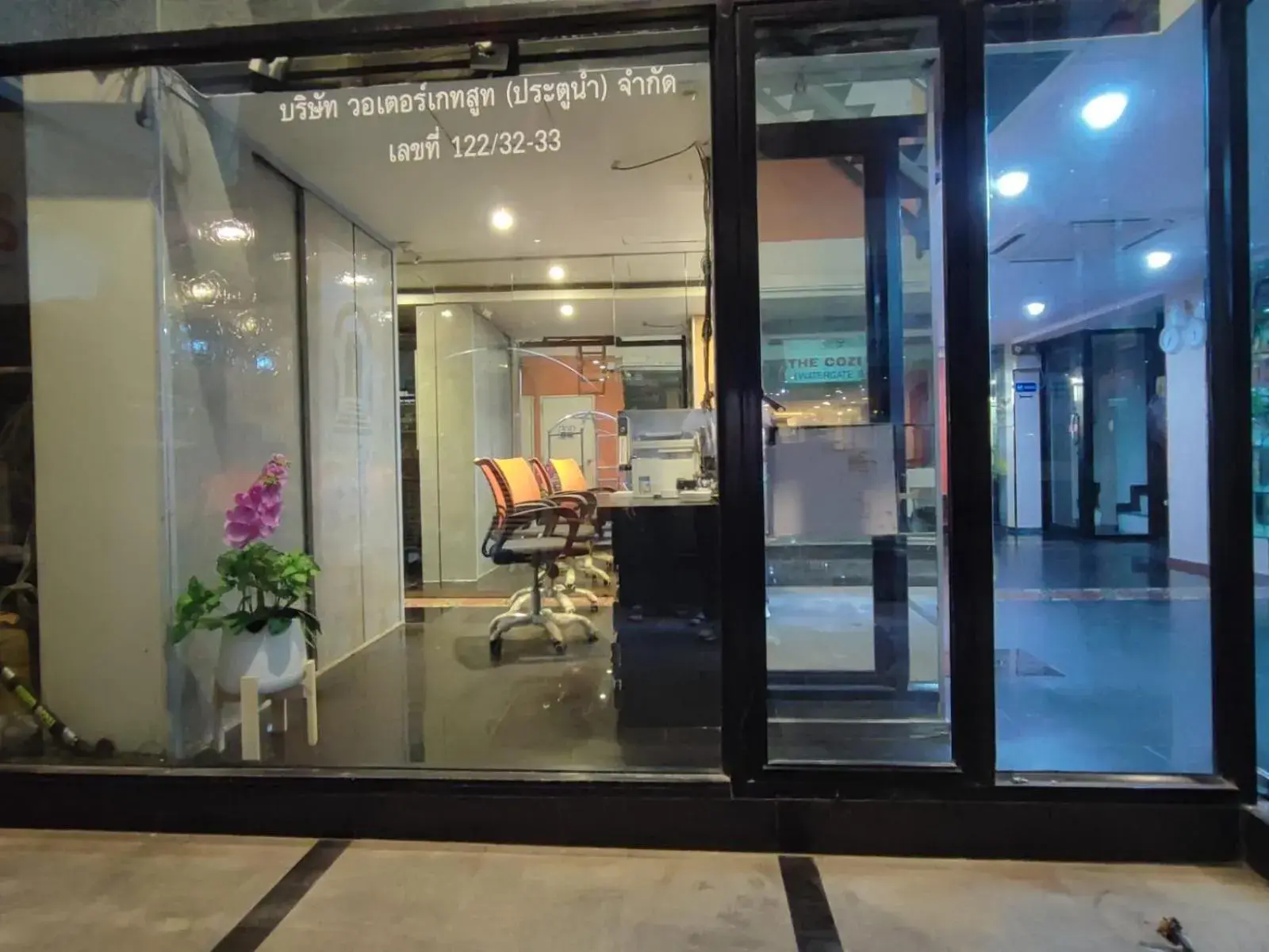 Property building in Cozi Inn Hotel, Bangkok Property building in Cozi Inn Hotel, Bangkok