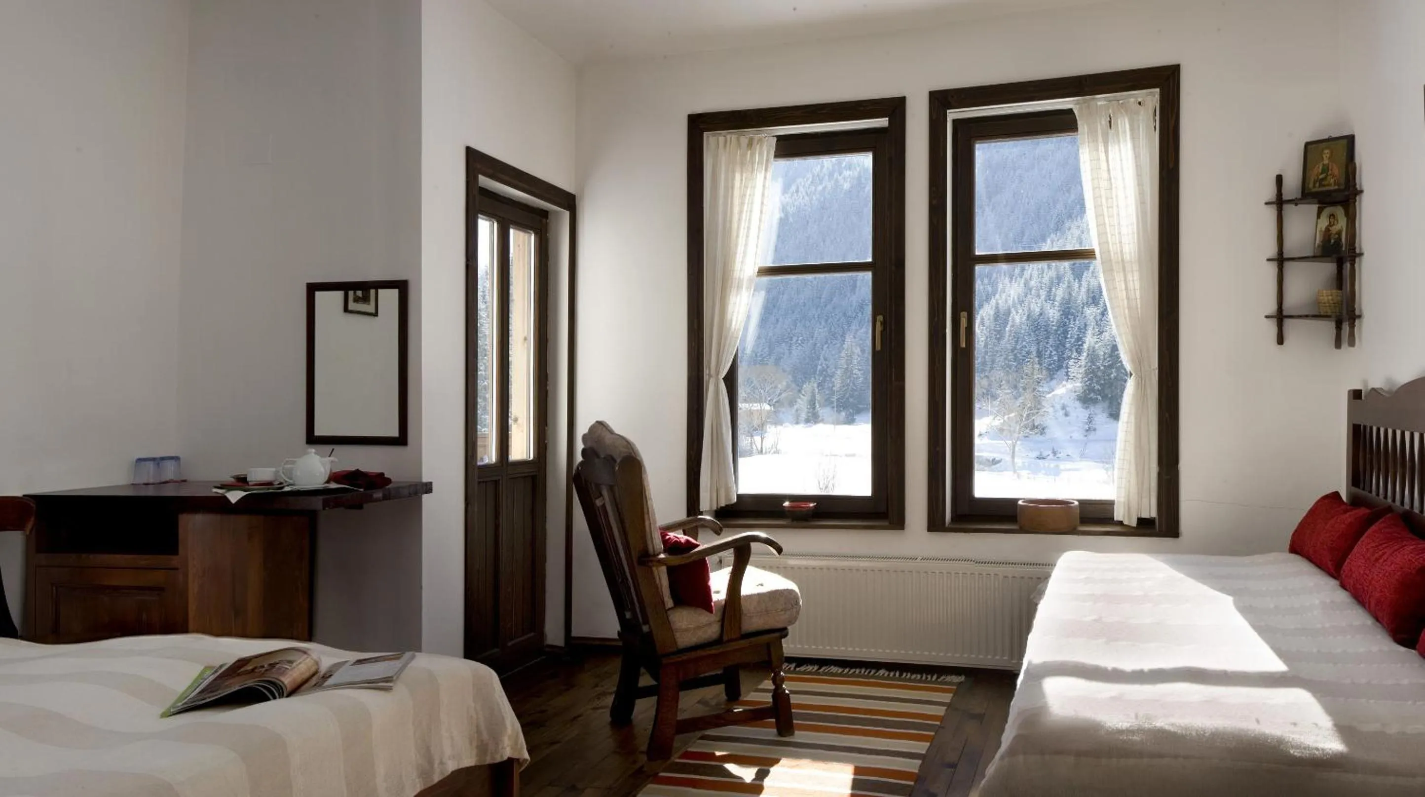 Photo of the whole room, Bed in Family Hotel Arkan Han