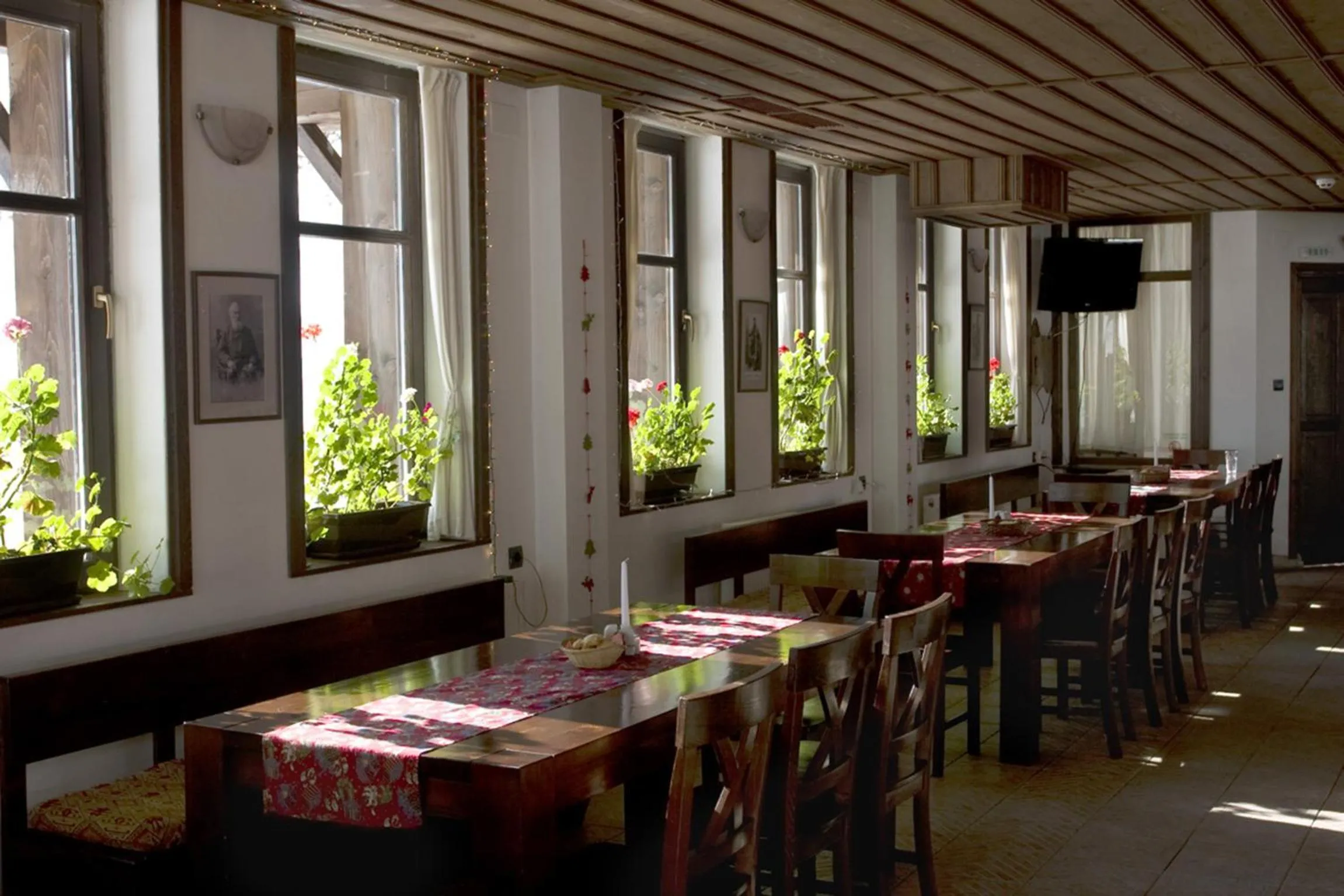 Restaurant/places to eat in Family Hotel Arkan Han