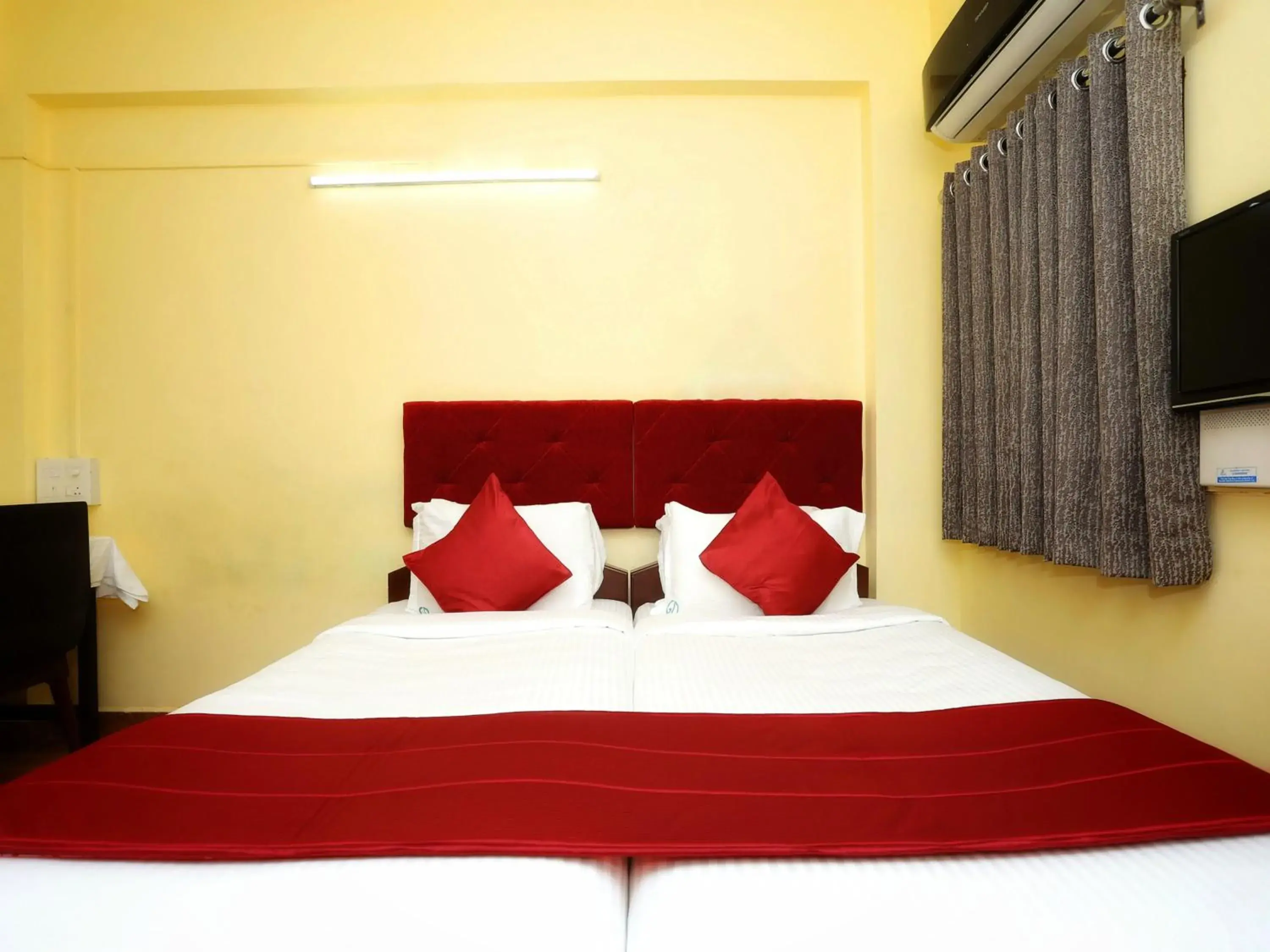Economy Double Room in Hotel Green Plaza Economy Double Room in Hotel Green Plaza