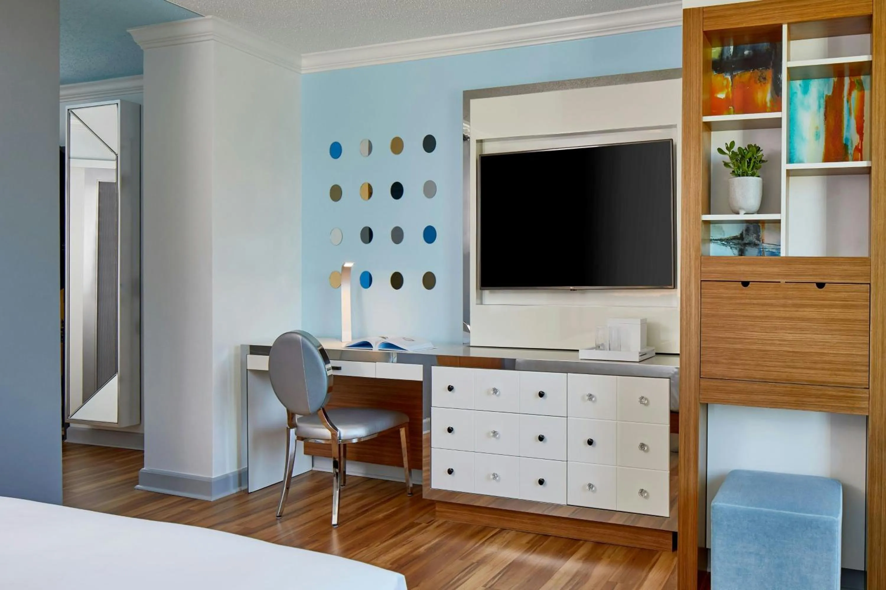 Photo of the whole room, Bed in Renaissance Charlotte SouthPark Hotel