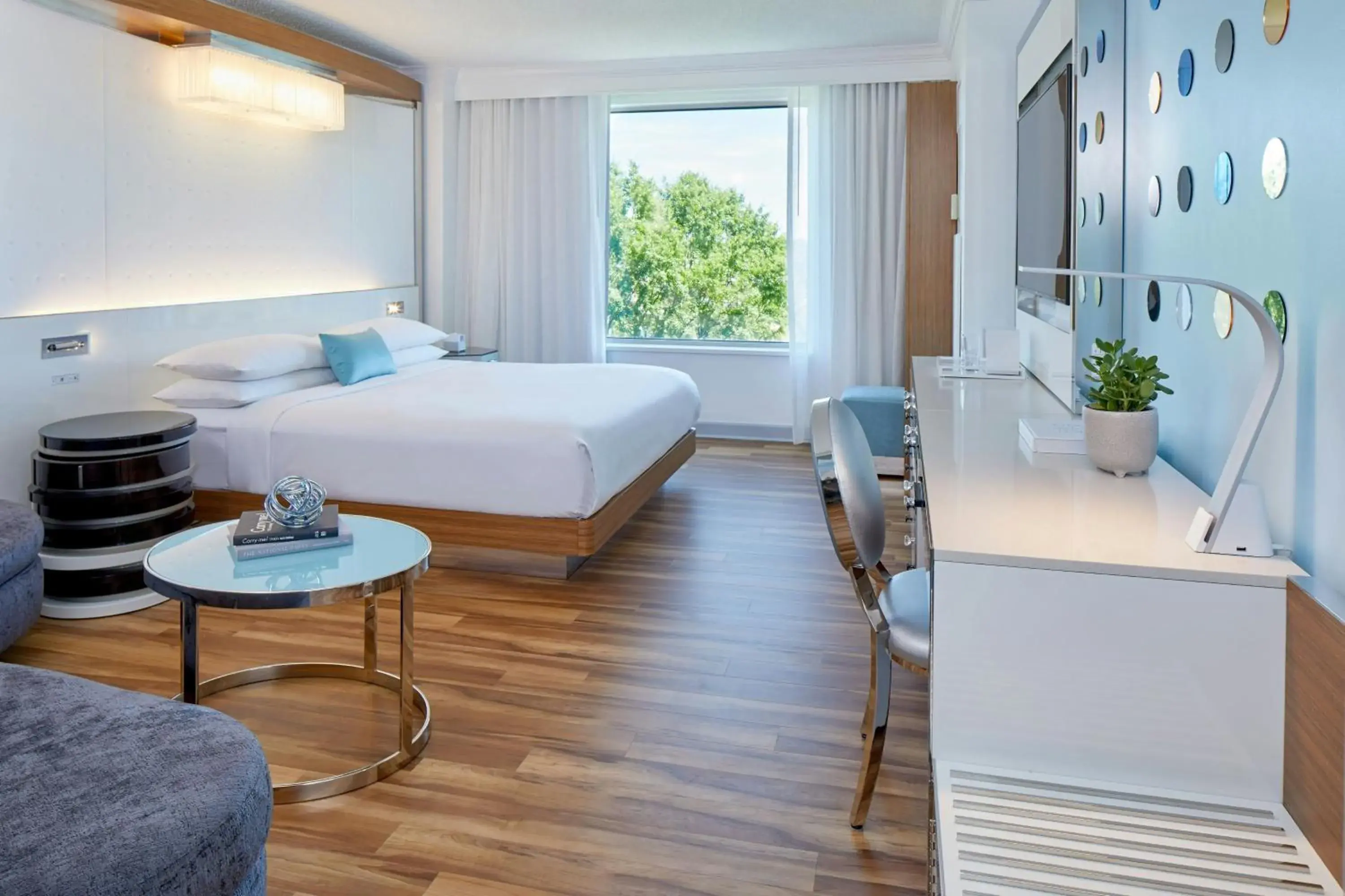 King Room with Adapted Tub - Mobility and Hearing Accessible in Renaissance Charlotte SouthPark Hotel King Room with Adapted Tub - Mobility and Hearing Accessible in Renaissance Charlotte SouthPark Hotel