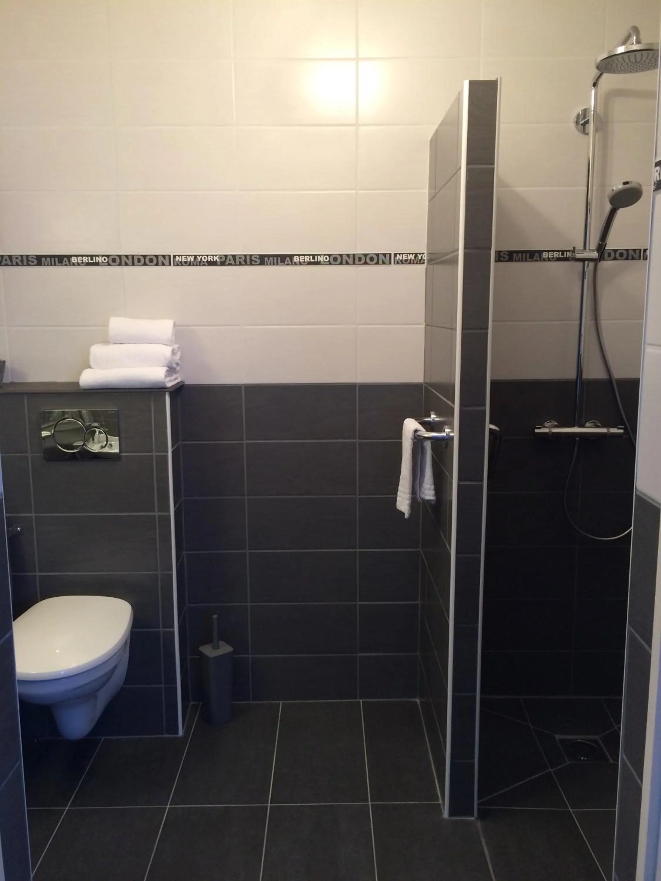 Shower in Hotel Atlantide