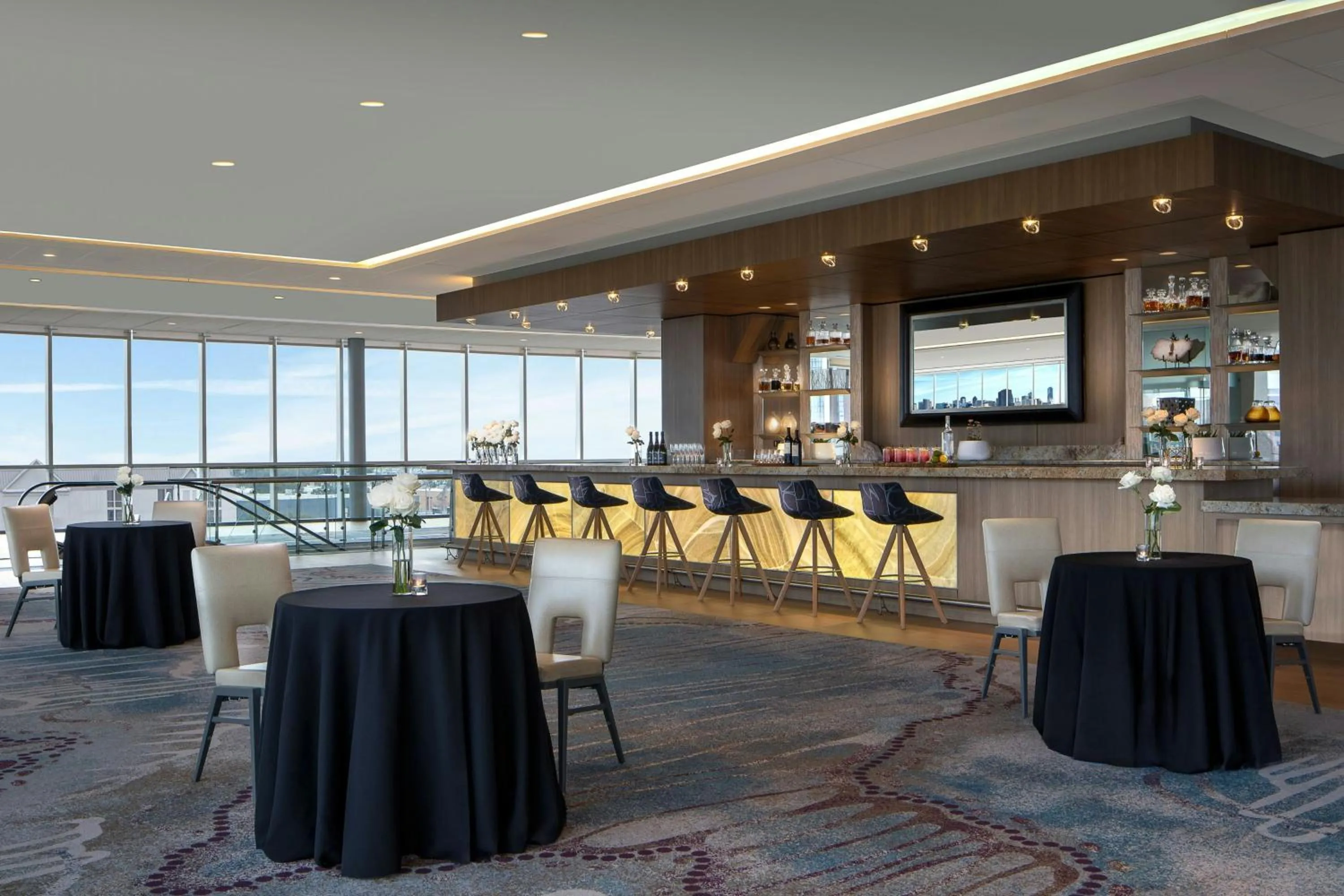 Lounge or bar in Renaissance Dallas Hotel