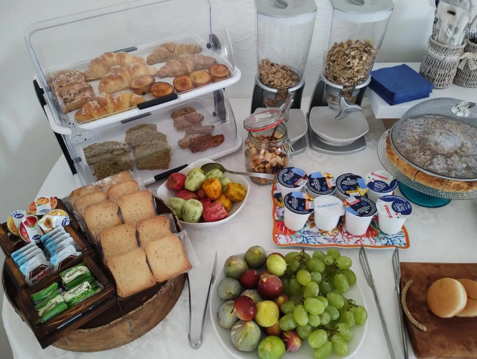 Buffet breakfast in B & B Pietra Vecchia