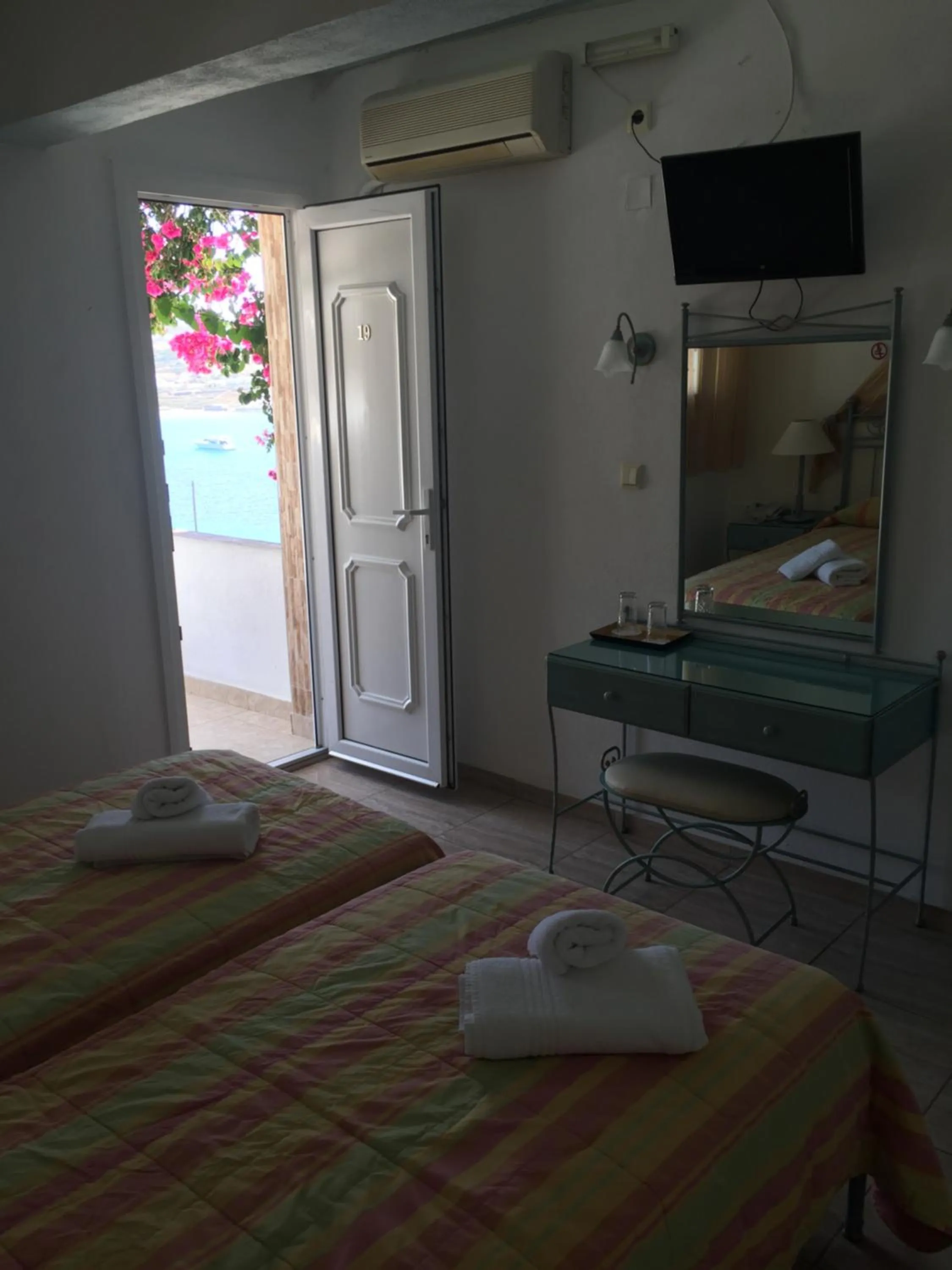 Photo of the whole room in Vana Holidays