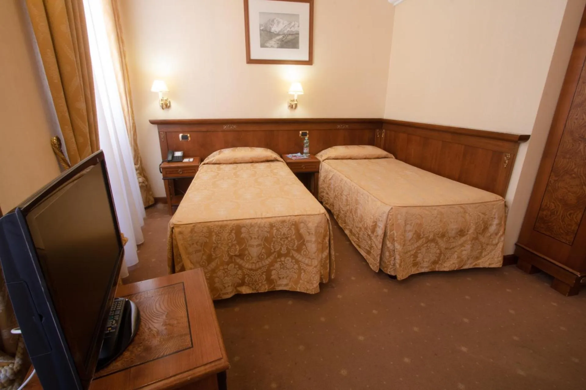 Photo of the whole room, Bed in Hosianum Palace