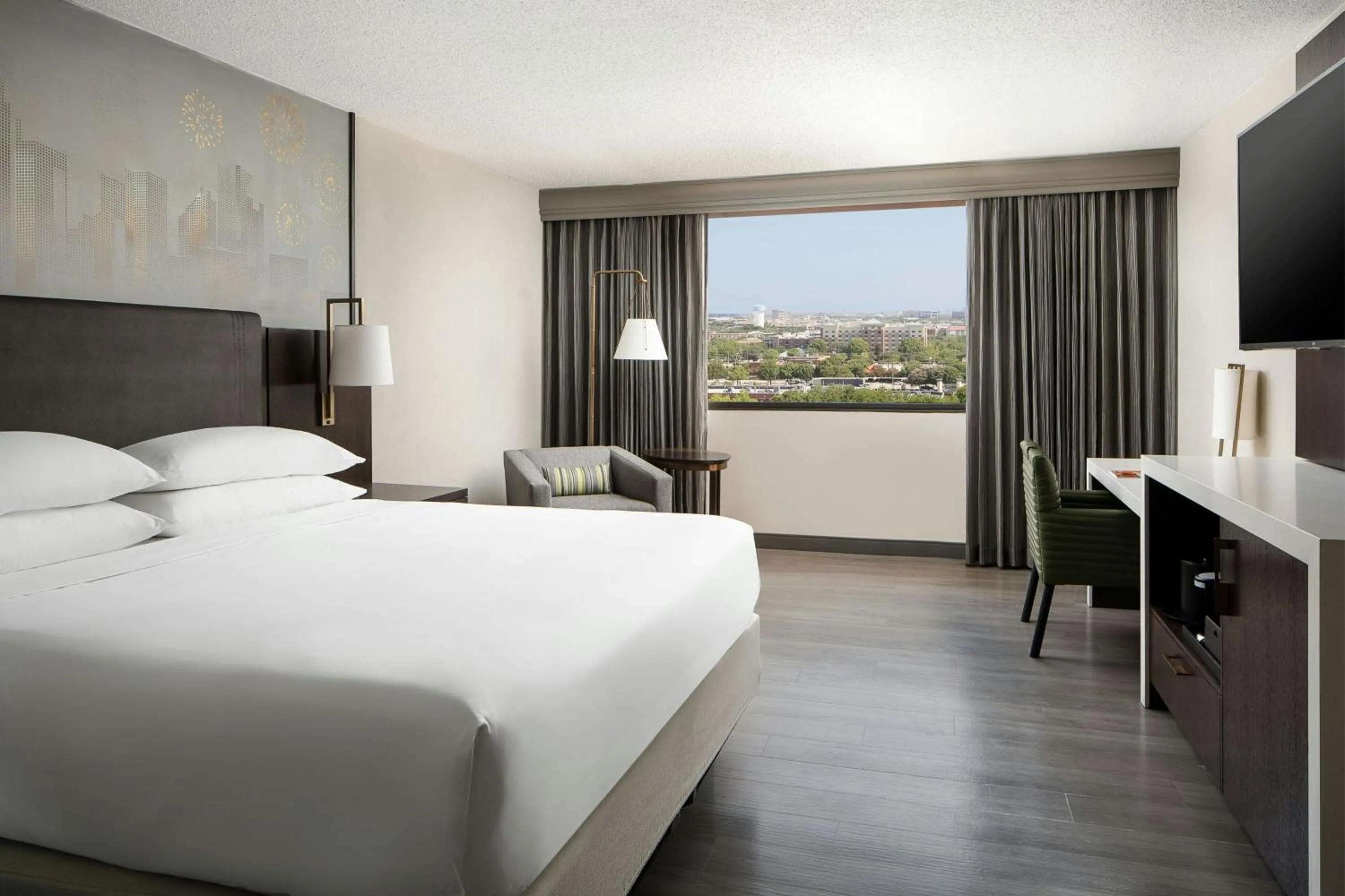 Photo of the whole room, Bed in Dallas-Addison Marriott Quorum by the Galleria