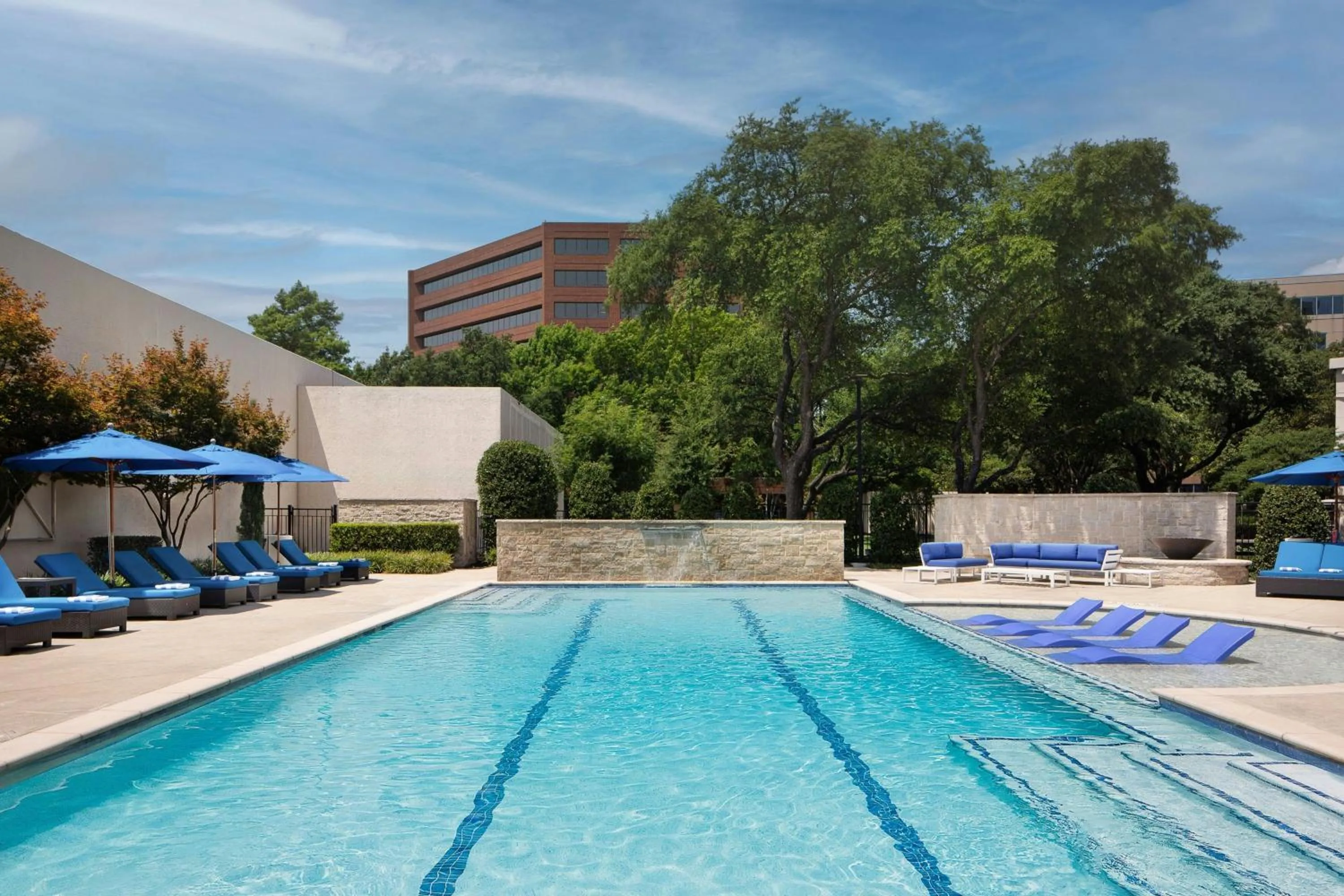 Swimming pool in Dallas-Addison Marriott Quorum by the Galleria