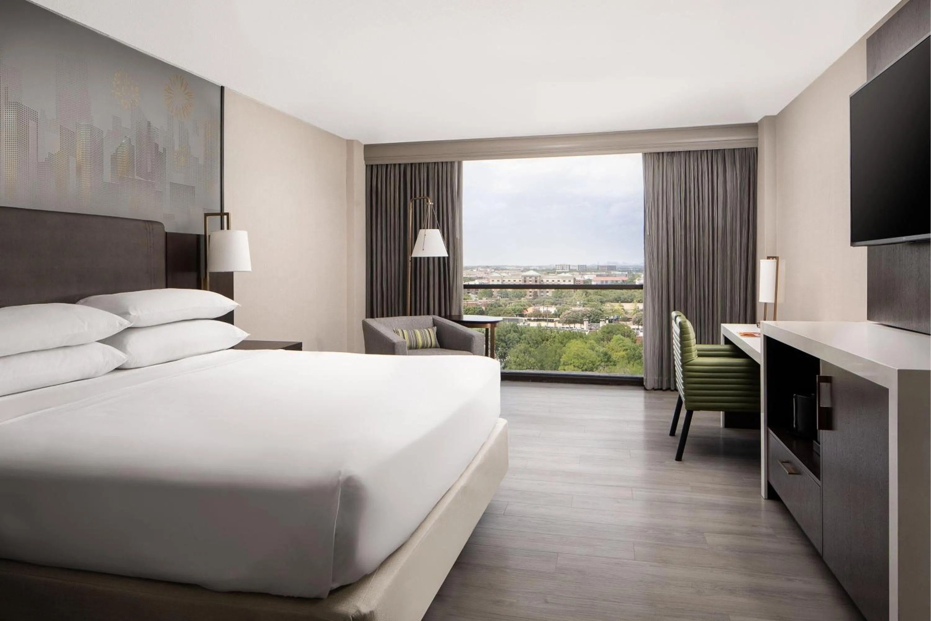 Photo of the whole room, Bed in Dallas-Addison Marriott Quorum by the Galleria