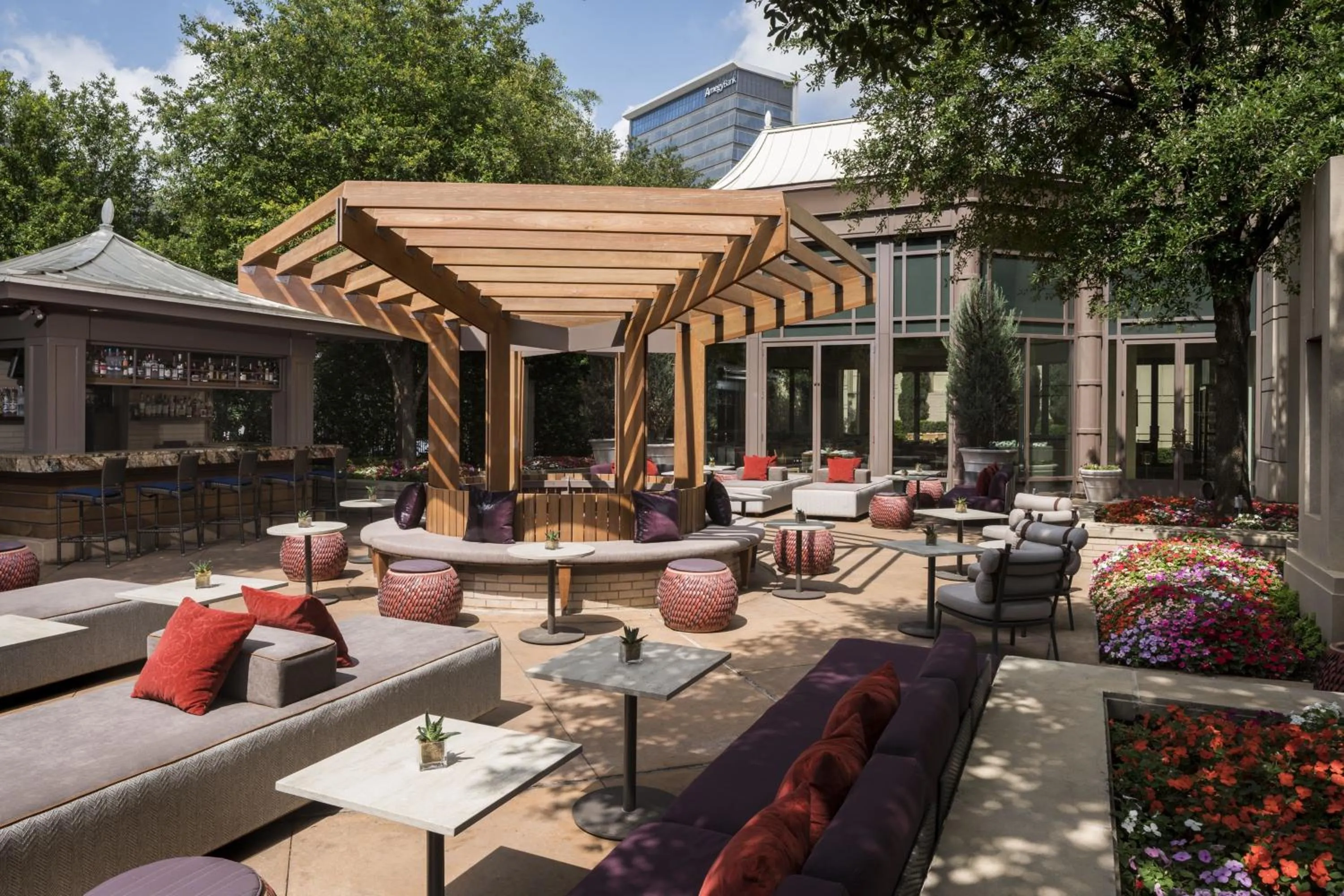 Lounge or bar in The Ritz-Carlton, Dallas