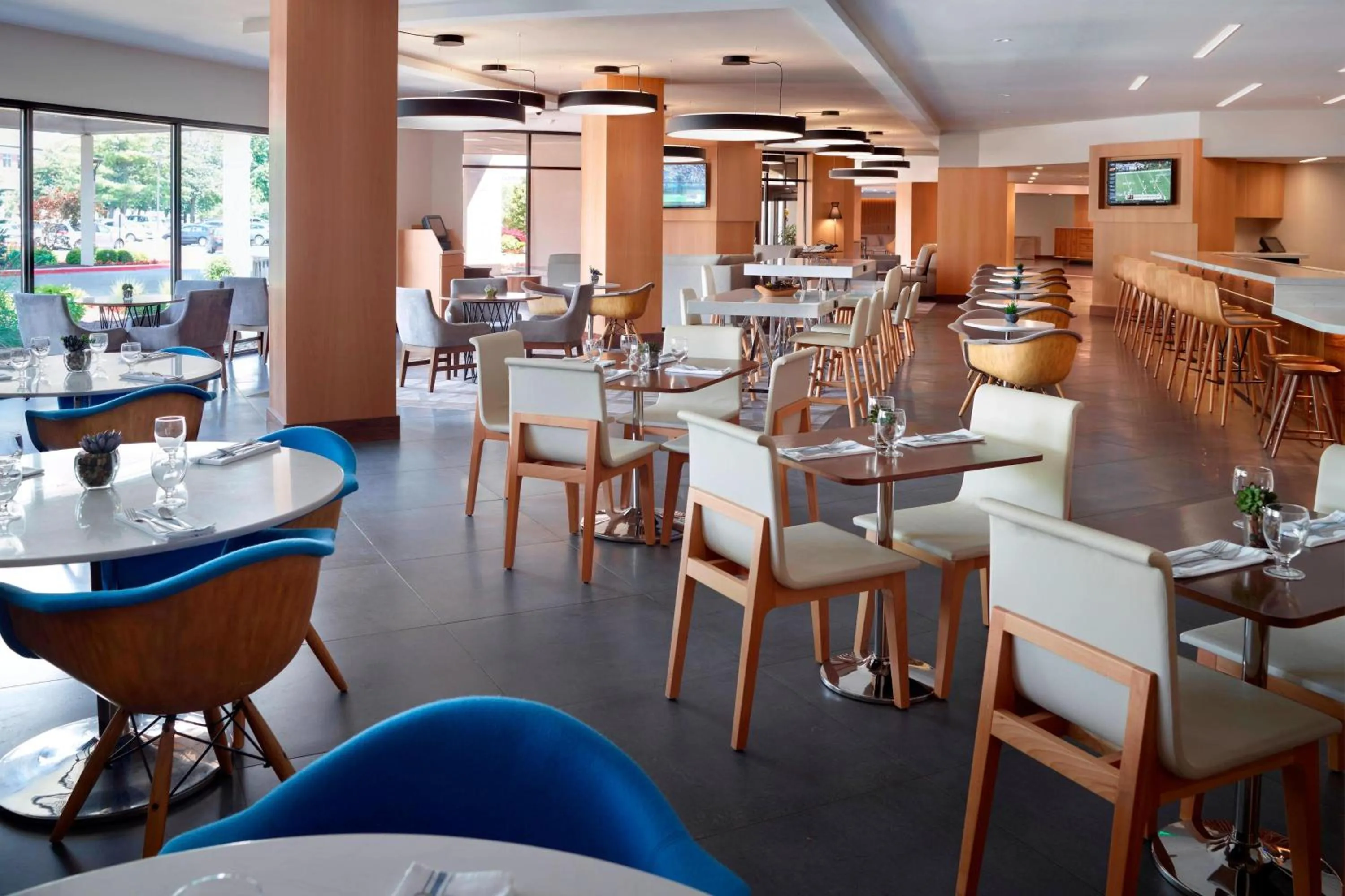 Lounge or bar in Marriott at the University of Dayton