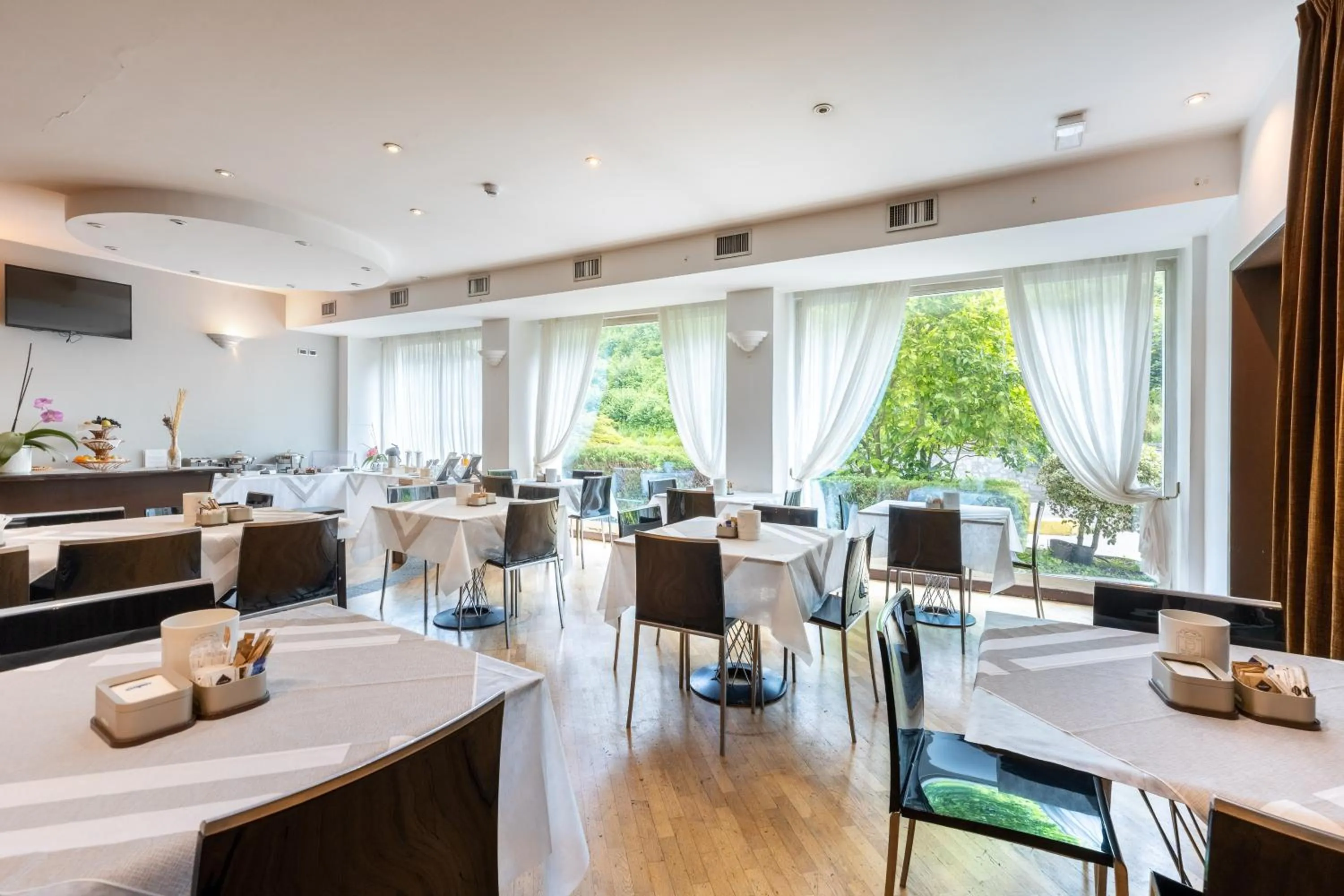 Restaurant/places to eat in Aston Hotel