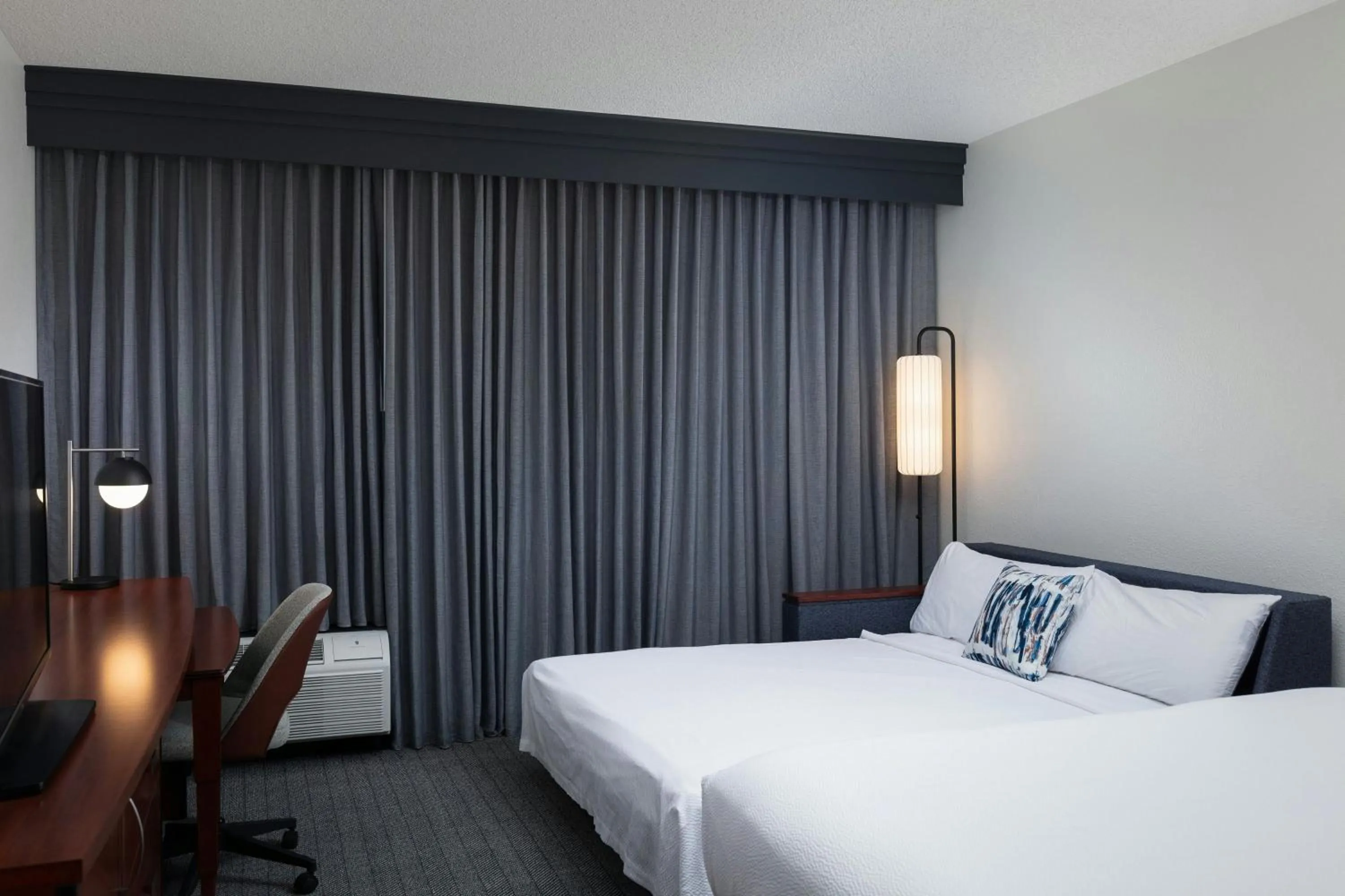 Photo of the whole room, Bed in Courtyard by Marriott Denver Central Park