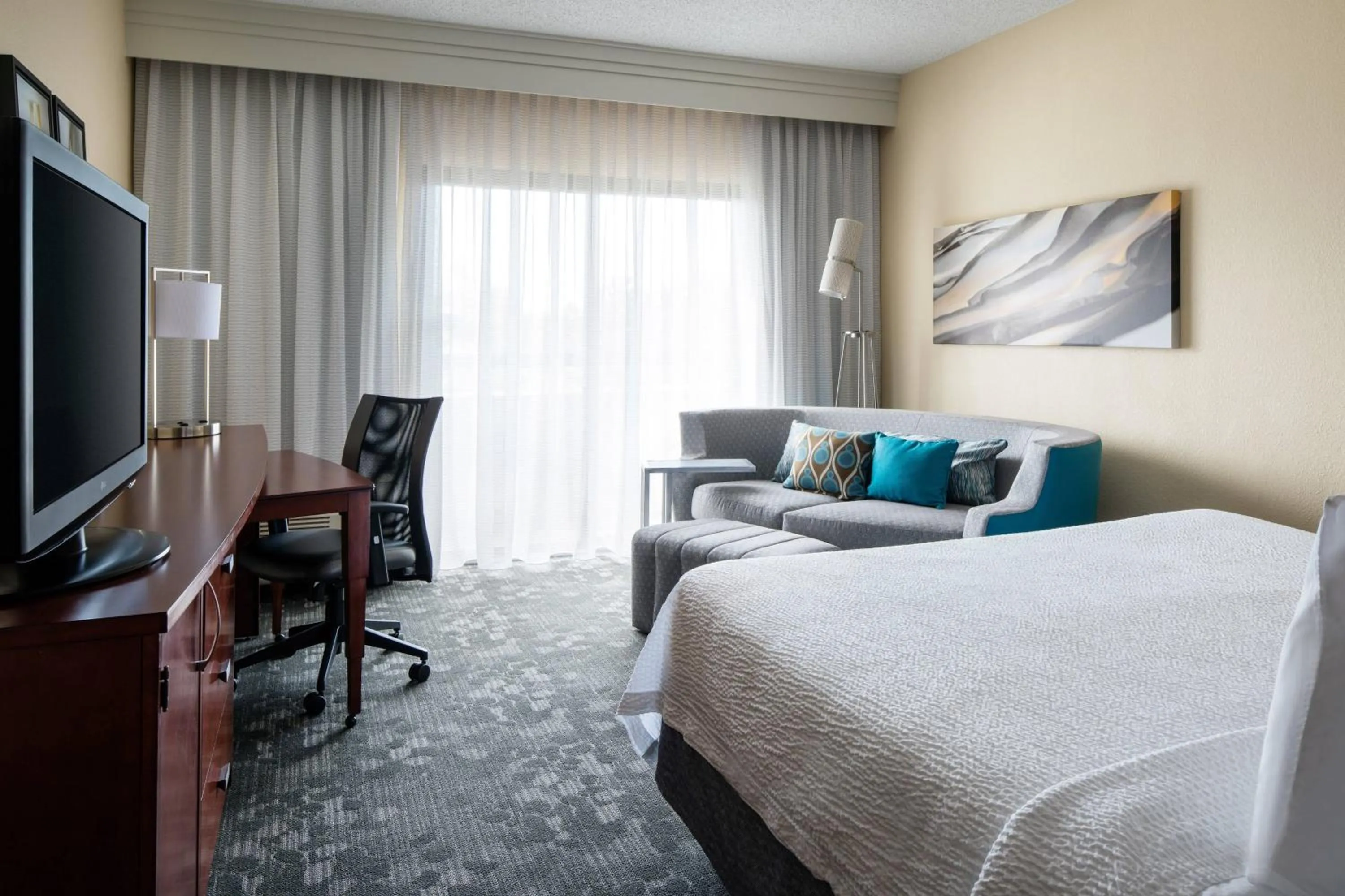 Photo of the whole room, Bed in Courtyard by Marriott Denver Central Park