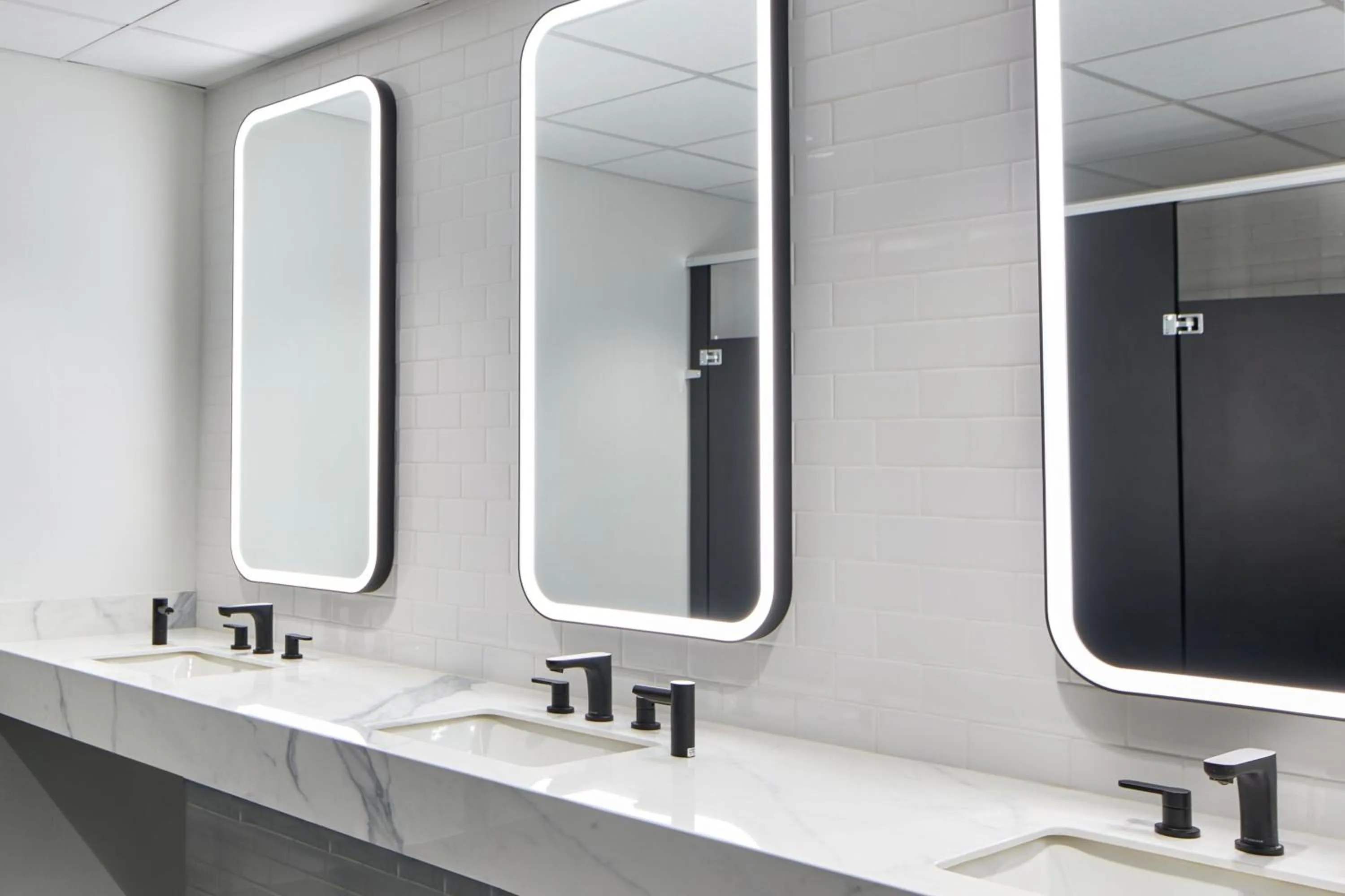 Bathroom in Courtyard by Marriott Detroit Downtown