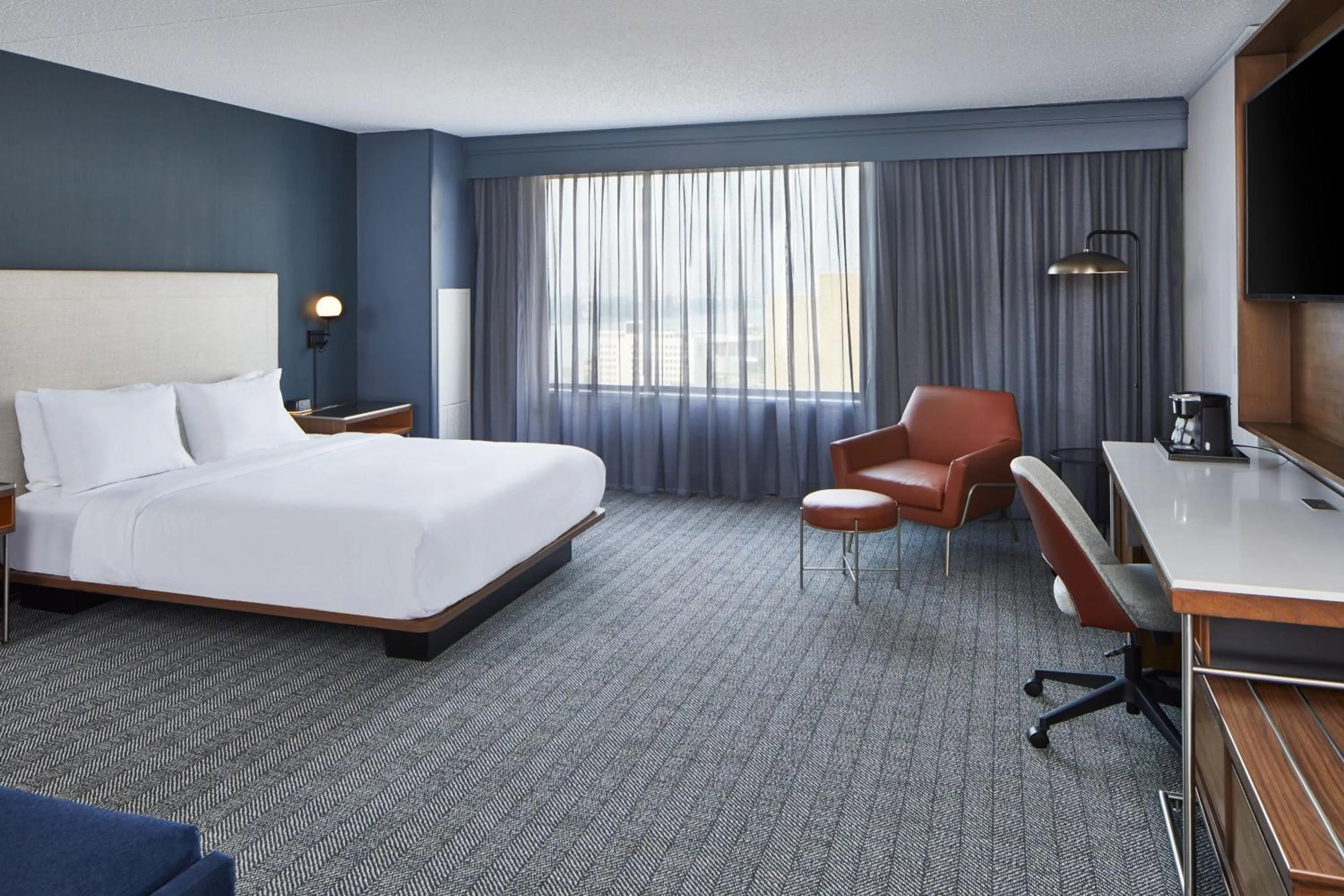 Photo of the whole room, Bed in Courtyard by Marriott Detroit Downtown