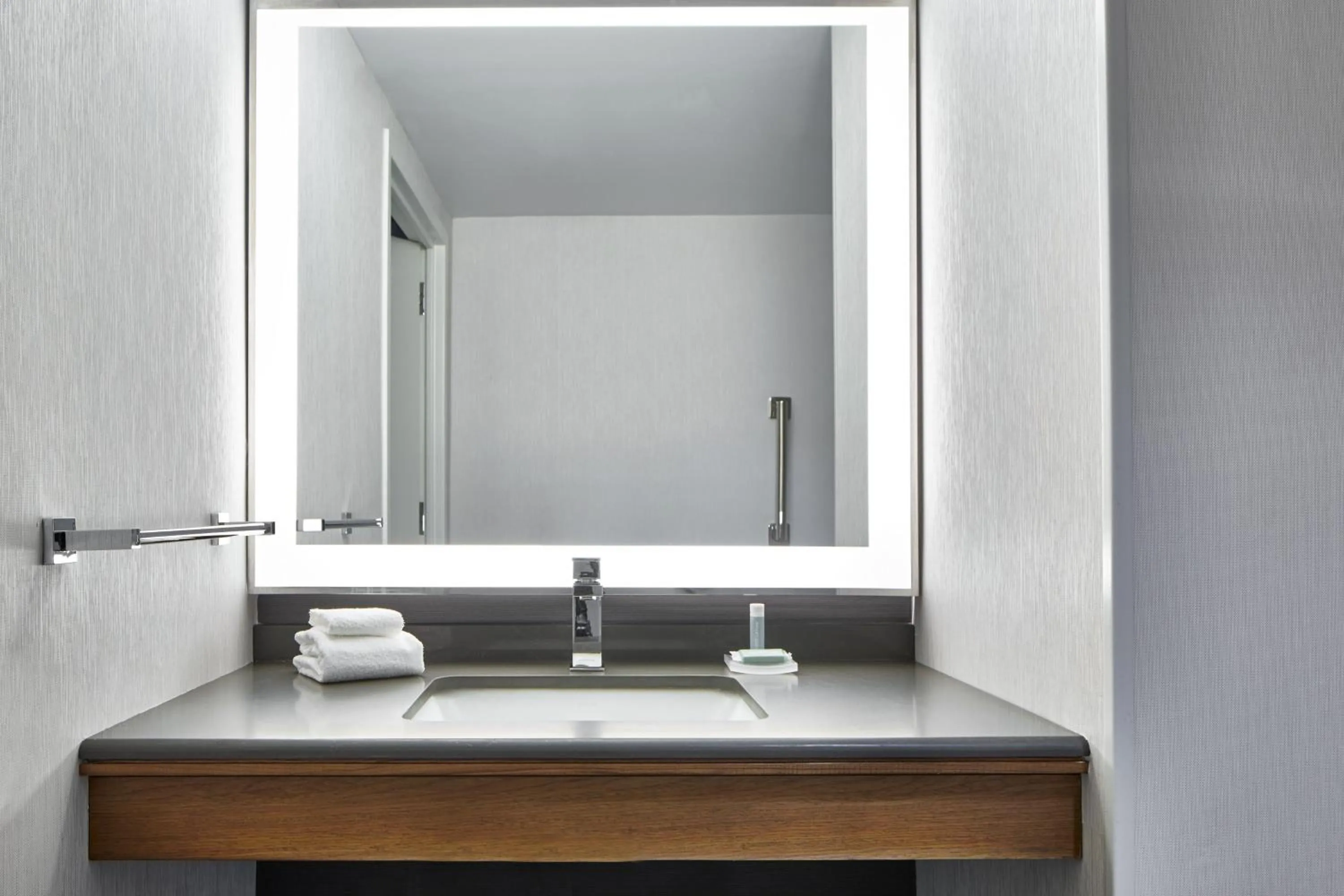 Bathroom in Courtyard by Marriott Detroit Downtown