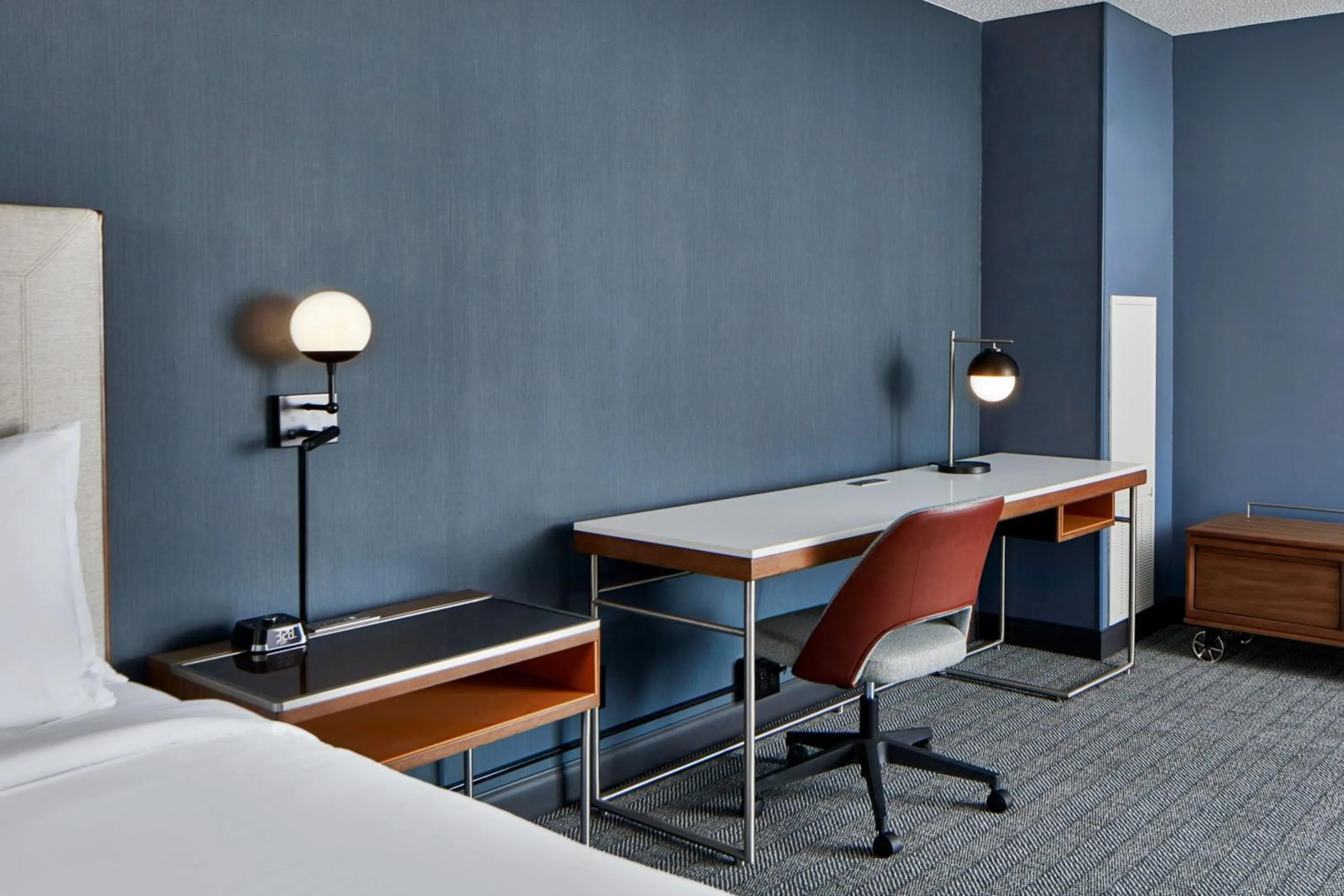 Photo of the whole room, Bed in Courtyard by Marriott Detroit Downtown