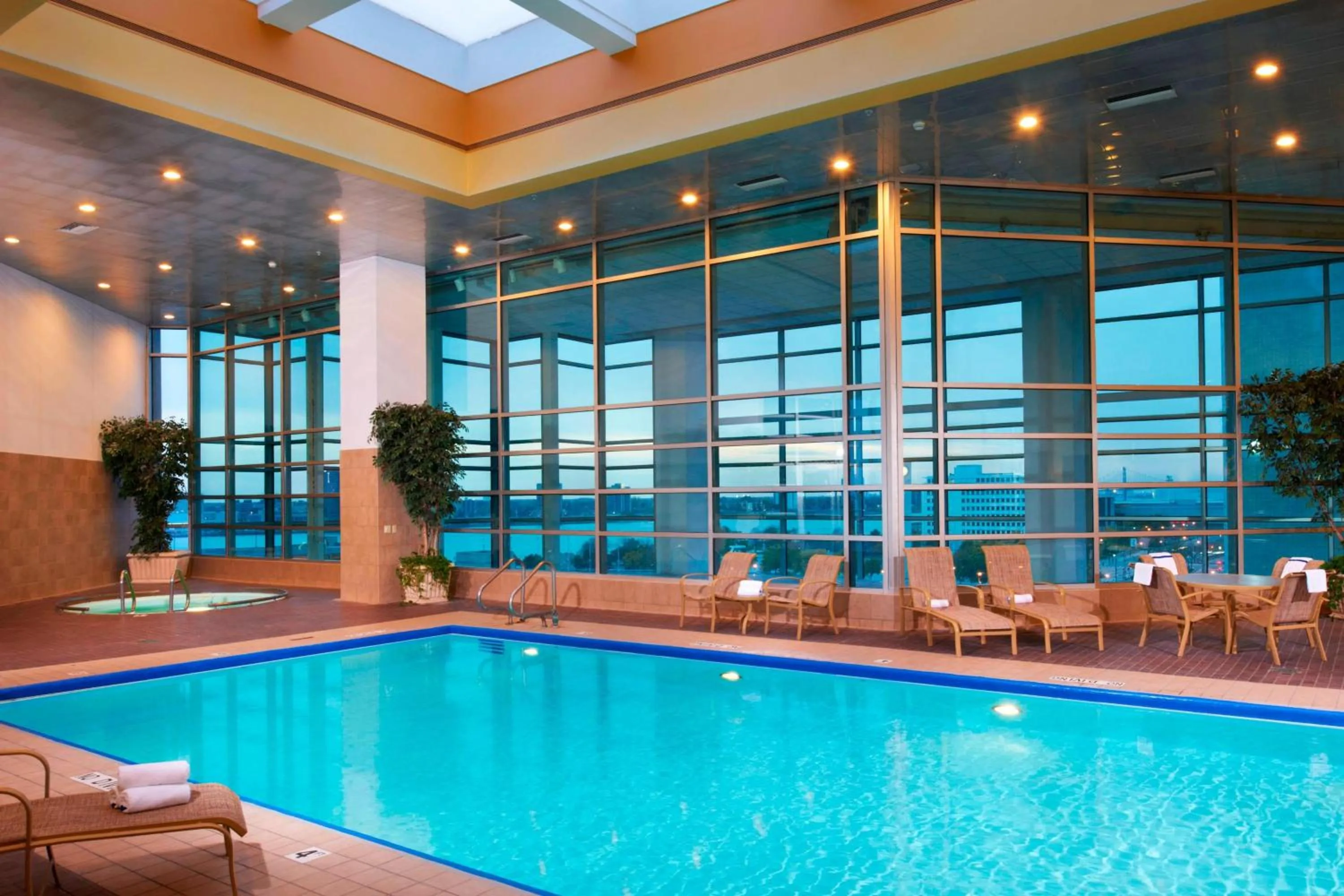 Swimming pool in Courtyard by Marriott Detroit Downtown