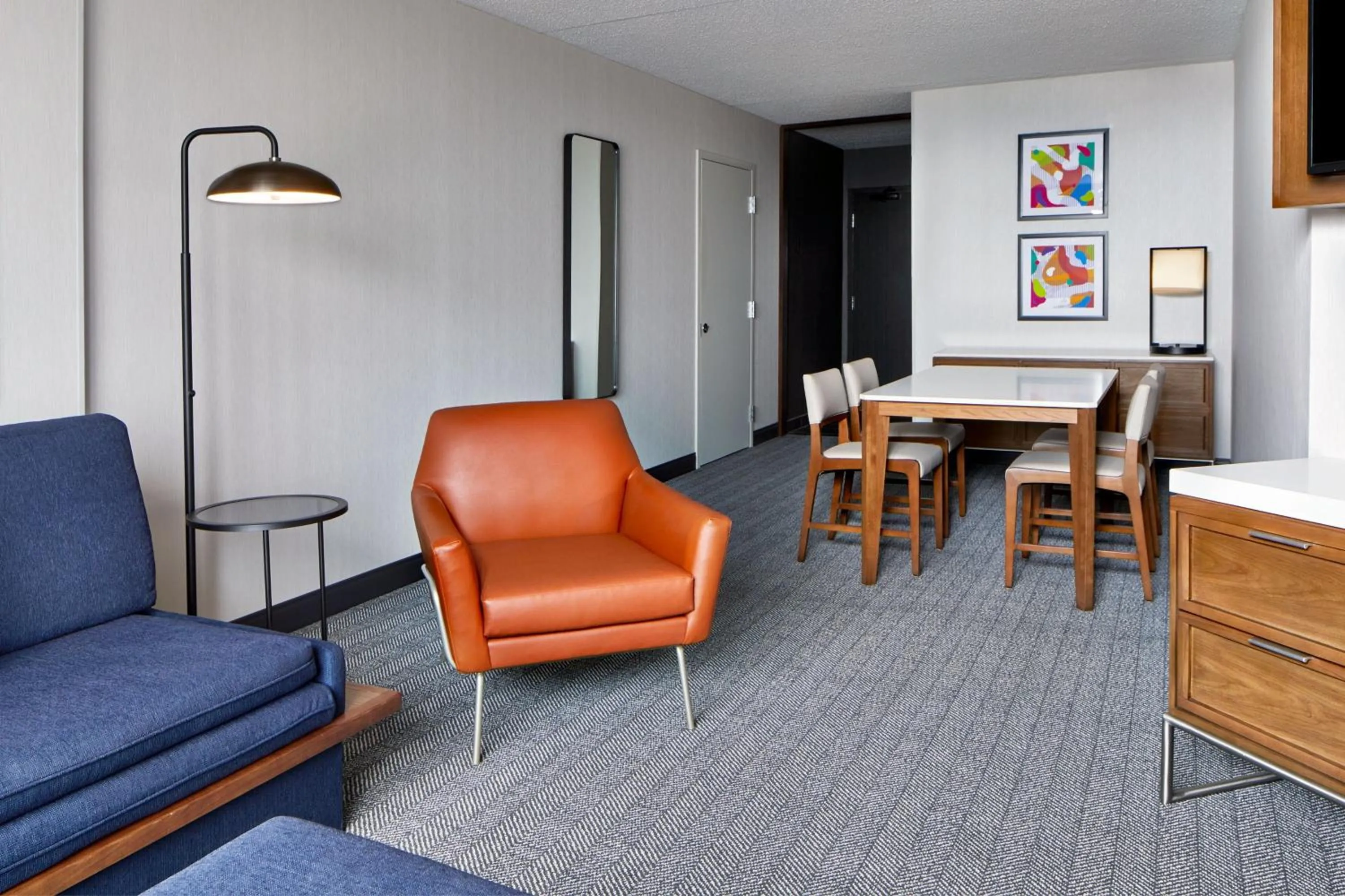 Living room in Courtyard by Marriott Detroit Downtown