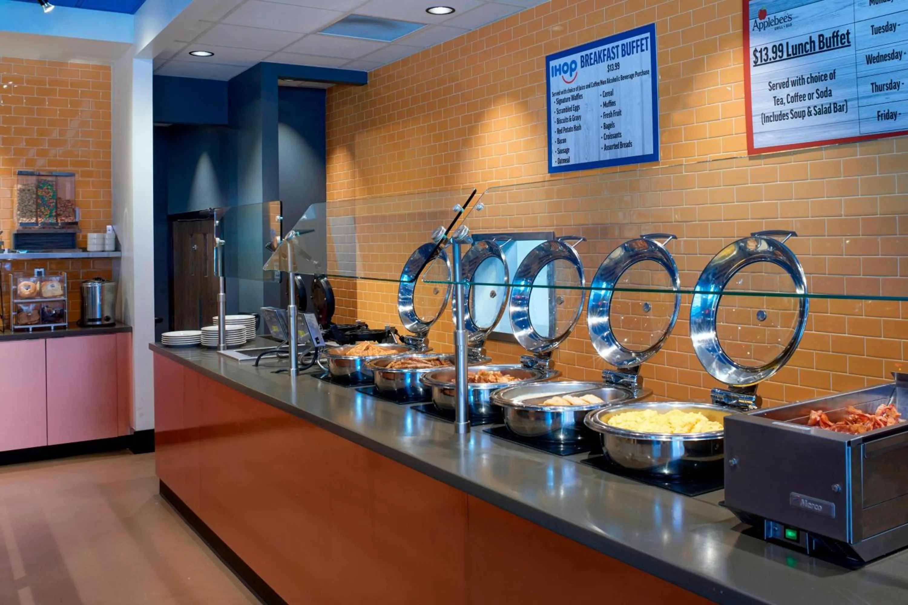 Breakfast in Courtyard by Marriott Detroit Downtown