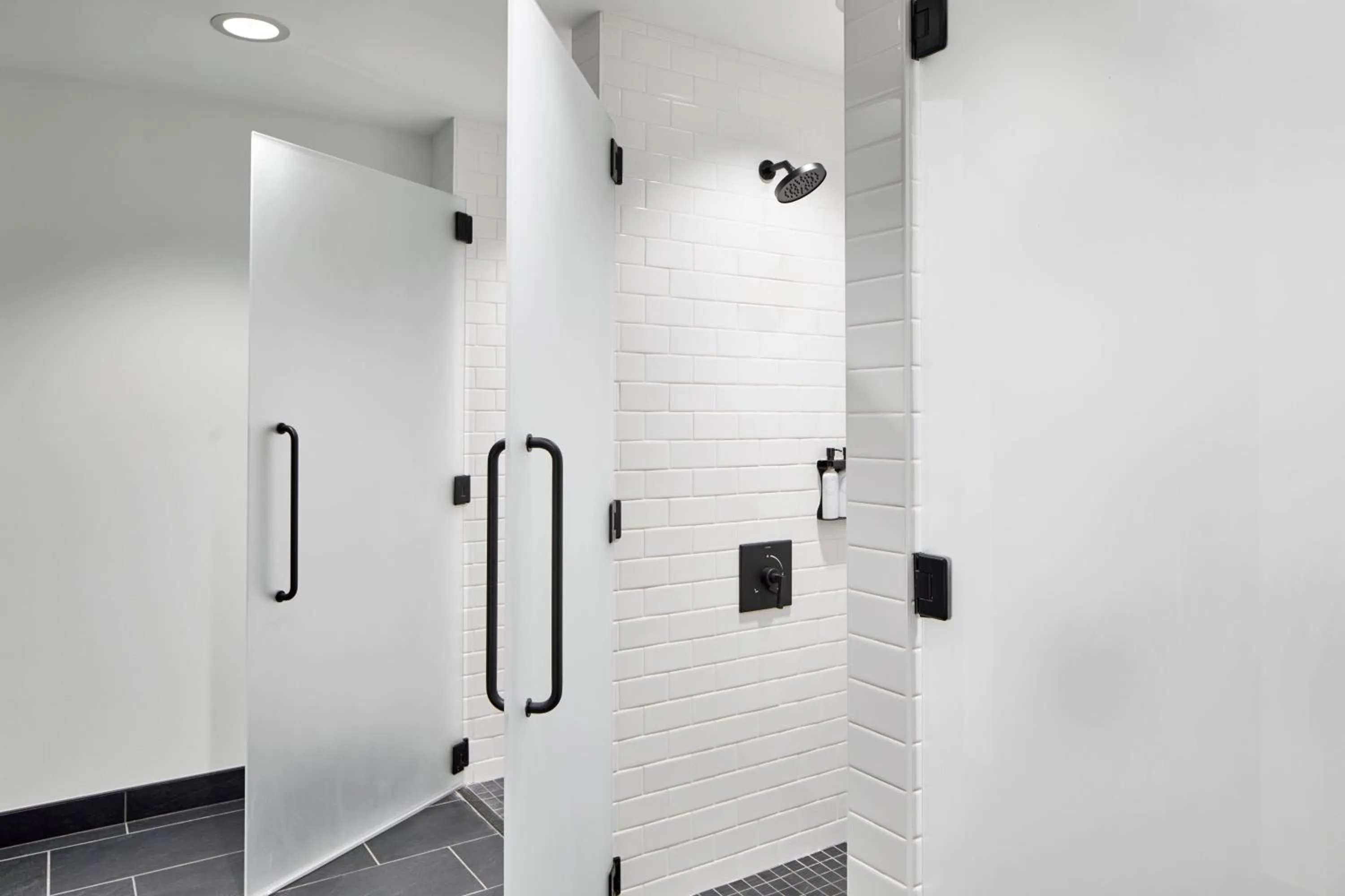 Bathroom in Courtyard by Marriott Detroit Downtown