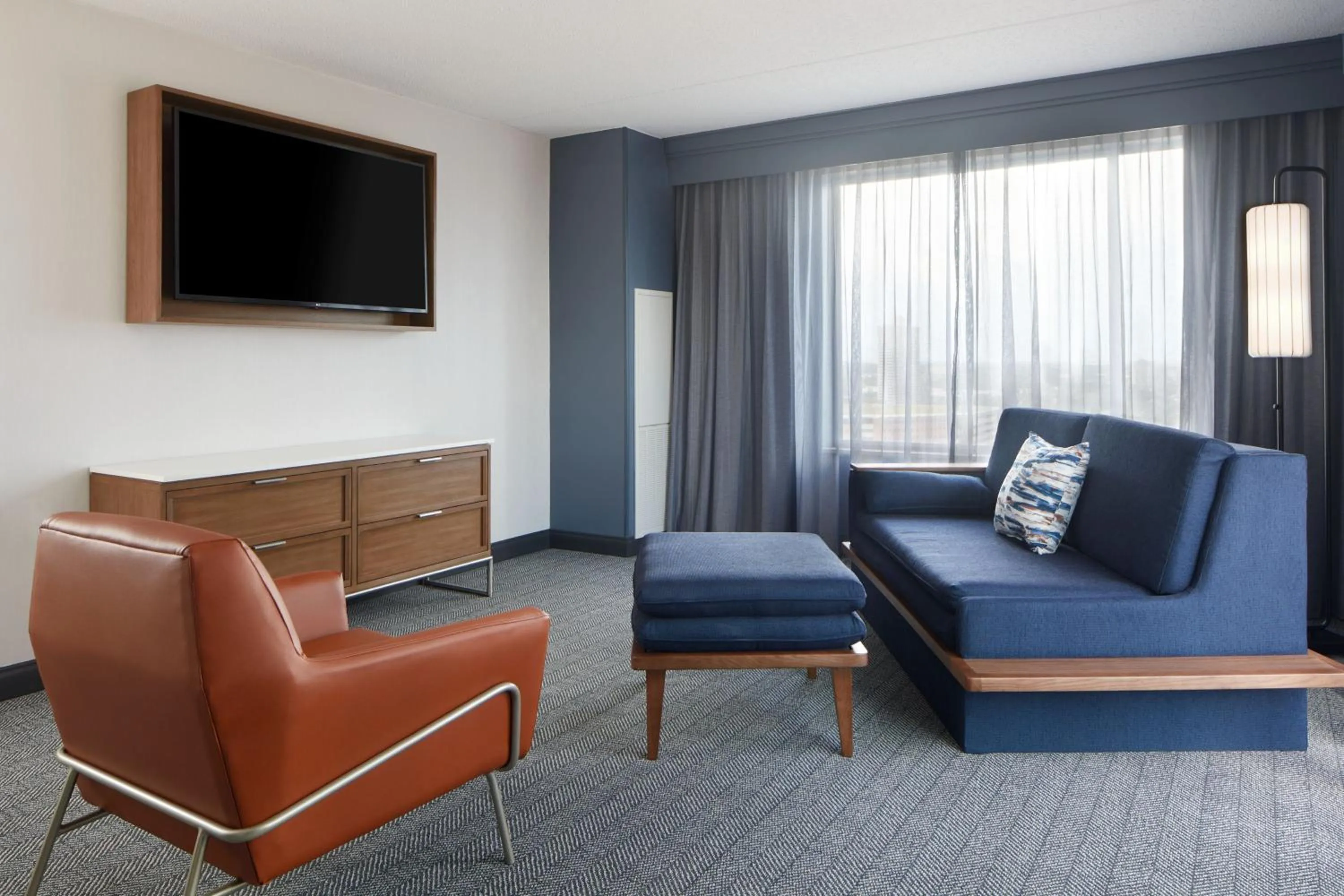 Living room in Courtyard by Marriott Detroit Downtown