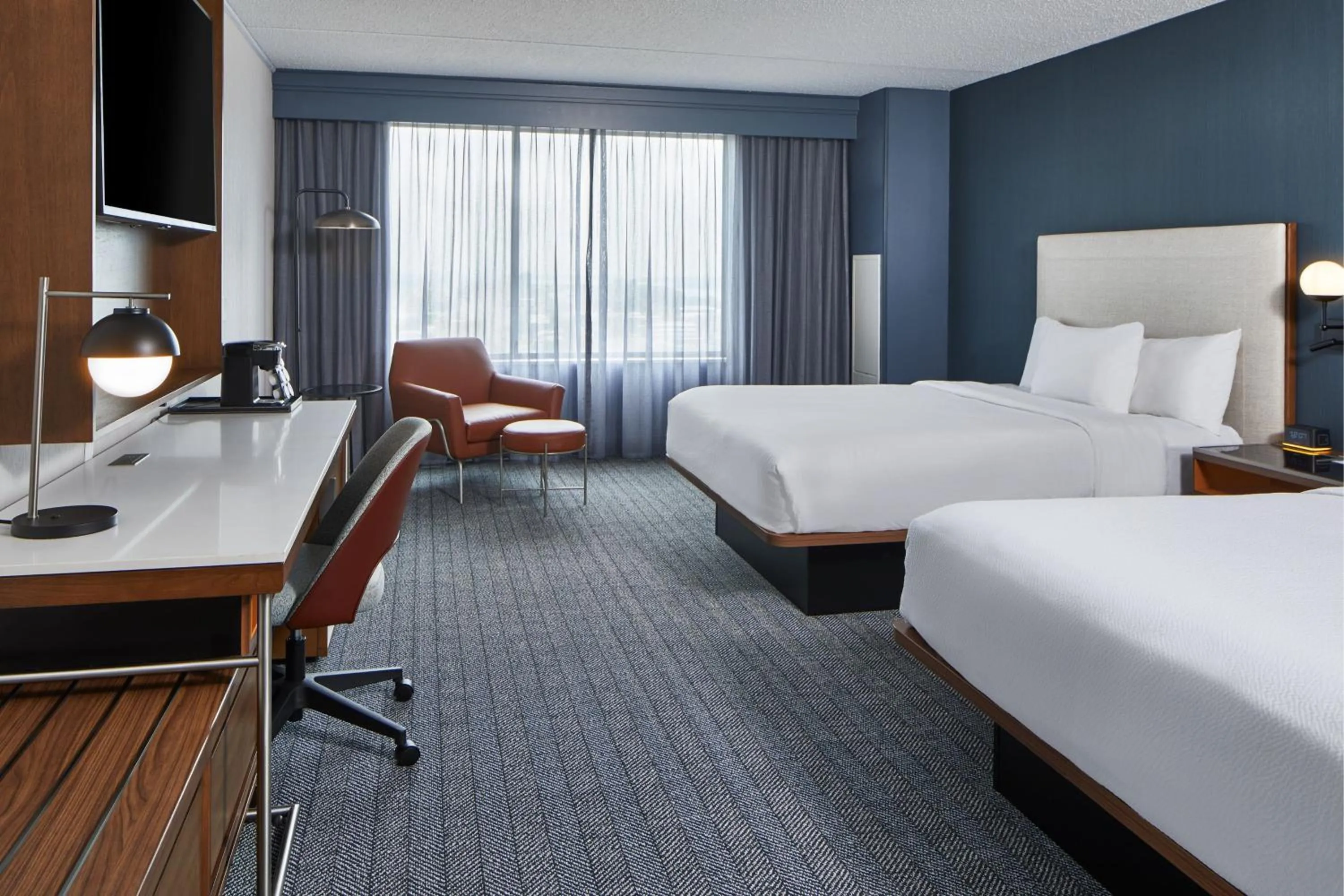 Photo of the whole room, Bed in Courtyard by Marriott Detroit Downtown