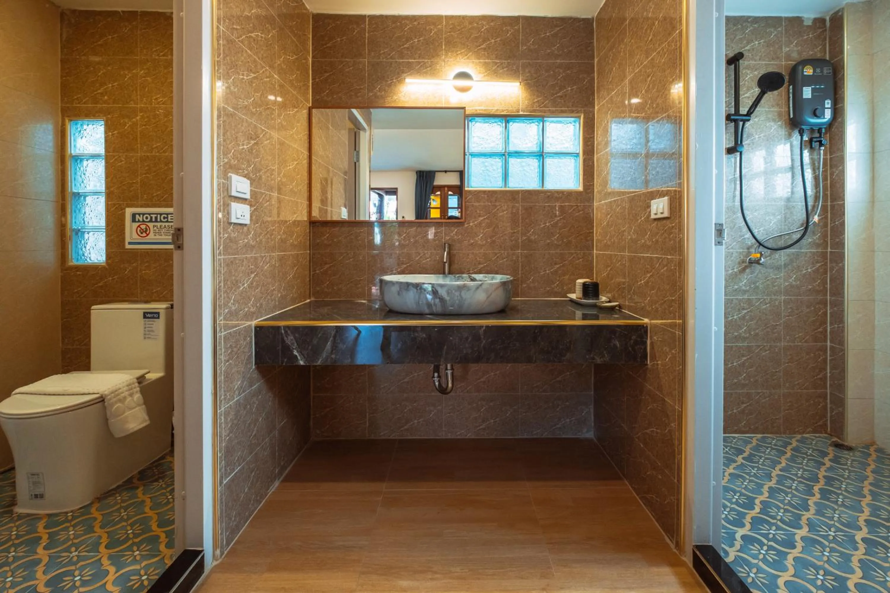 Shower in Pao Come Boutique House