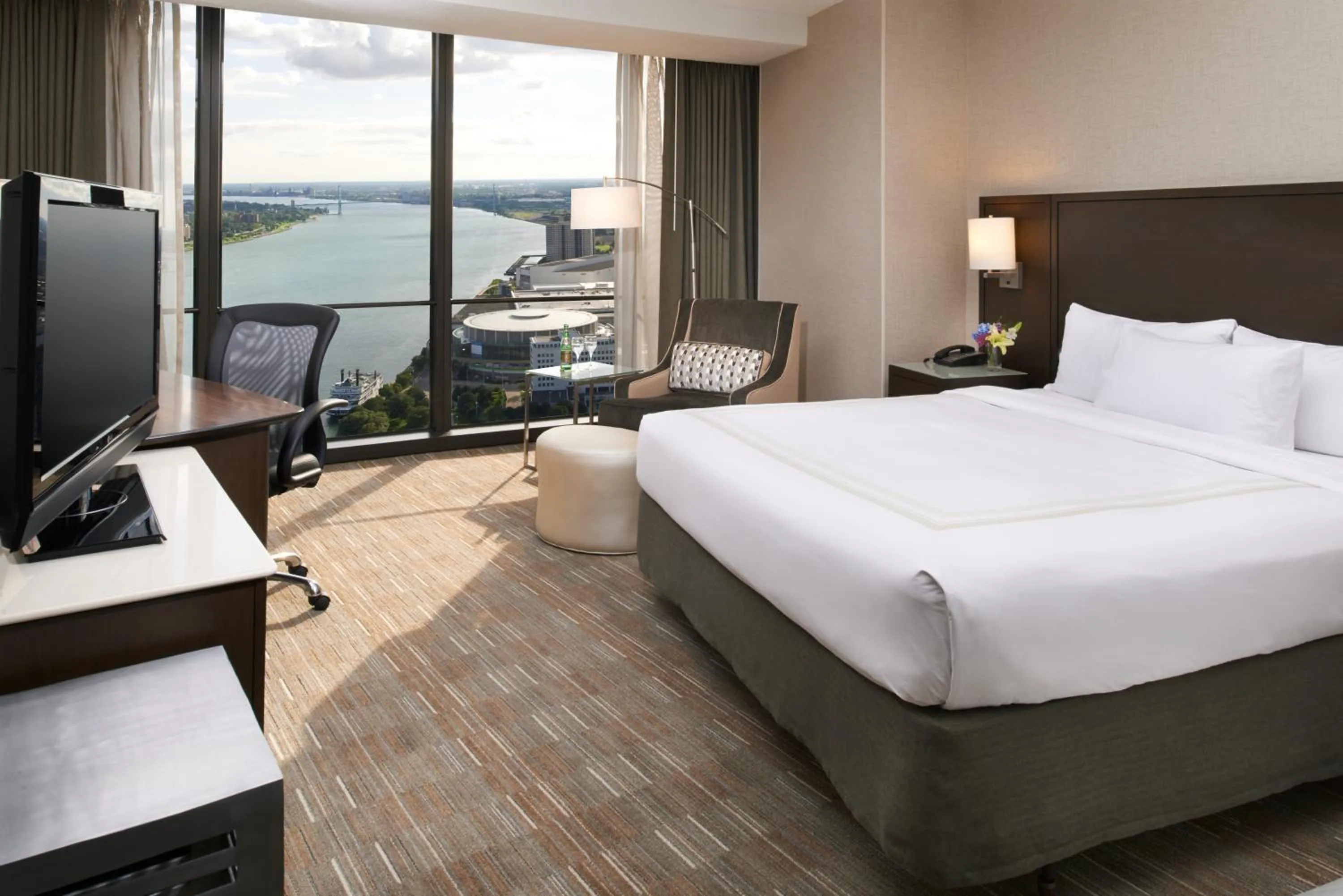 Lounge or bar, Bed in Detroit Marriott at the Renaissance Center