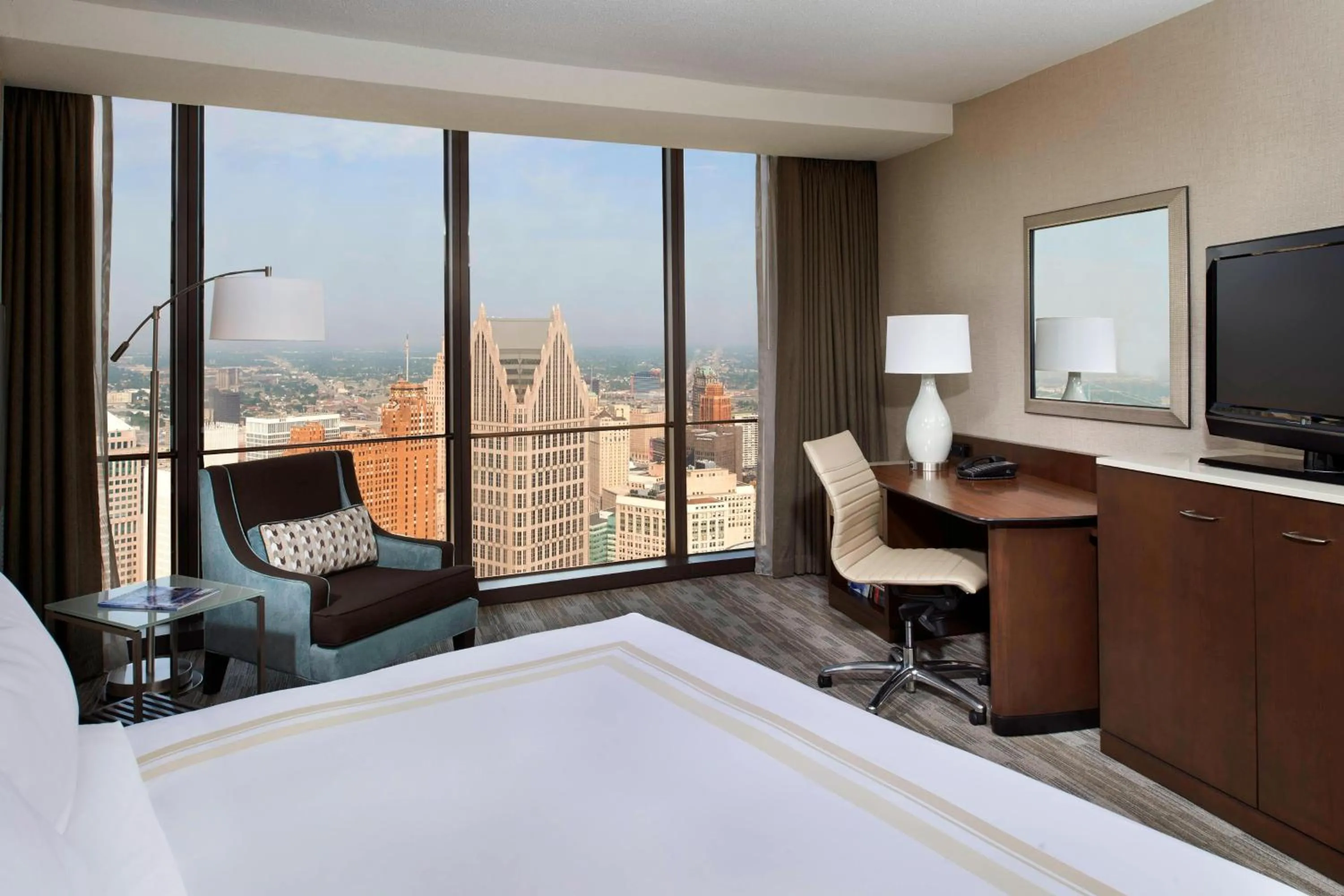 Photo of the whole room, Bed in Detroit Marriott at the Renaissance Center