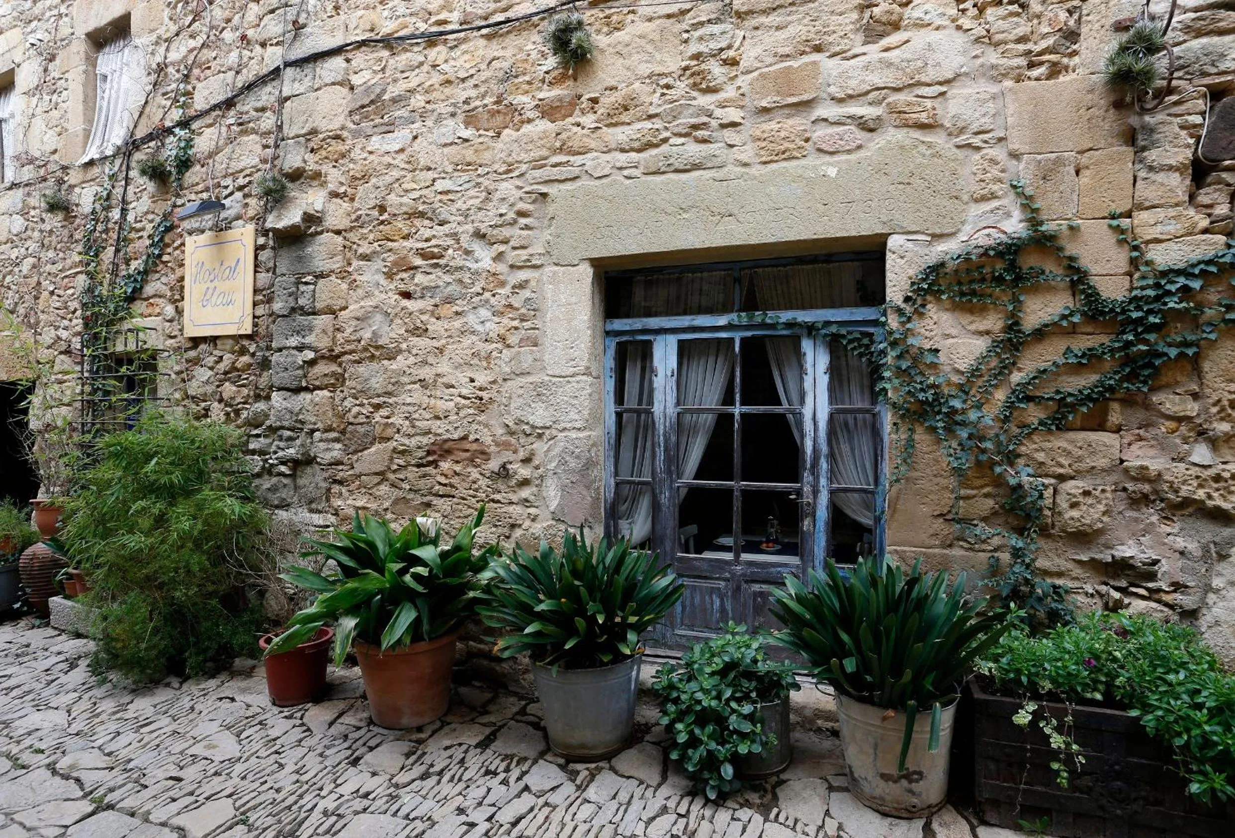 Property building in Hostal Blau