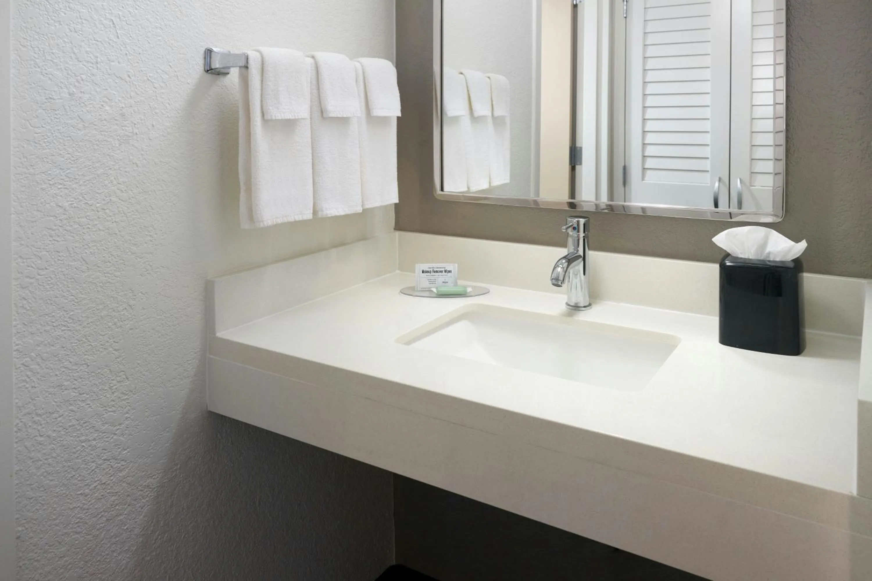Bathroom in Courtyard by Marriott Fort Lauderdale City of Plantation