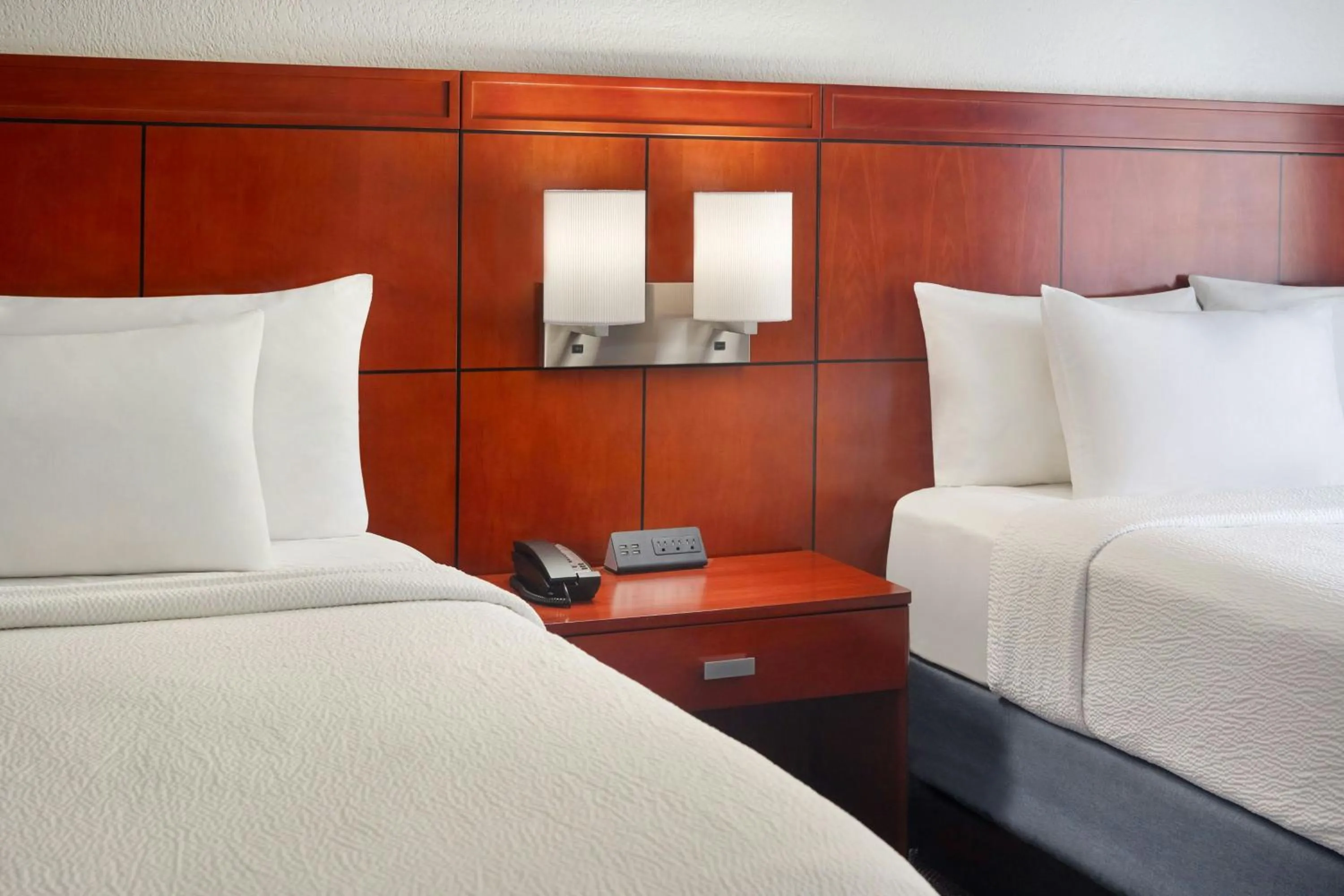 Photo of the whole room, Bed in Courtyard by Marriott Fort Lauderdale City of Plantation
