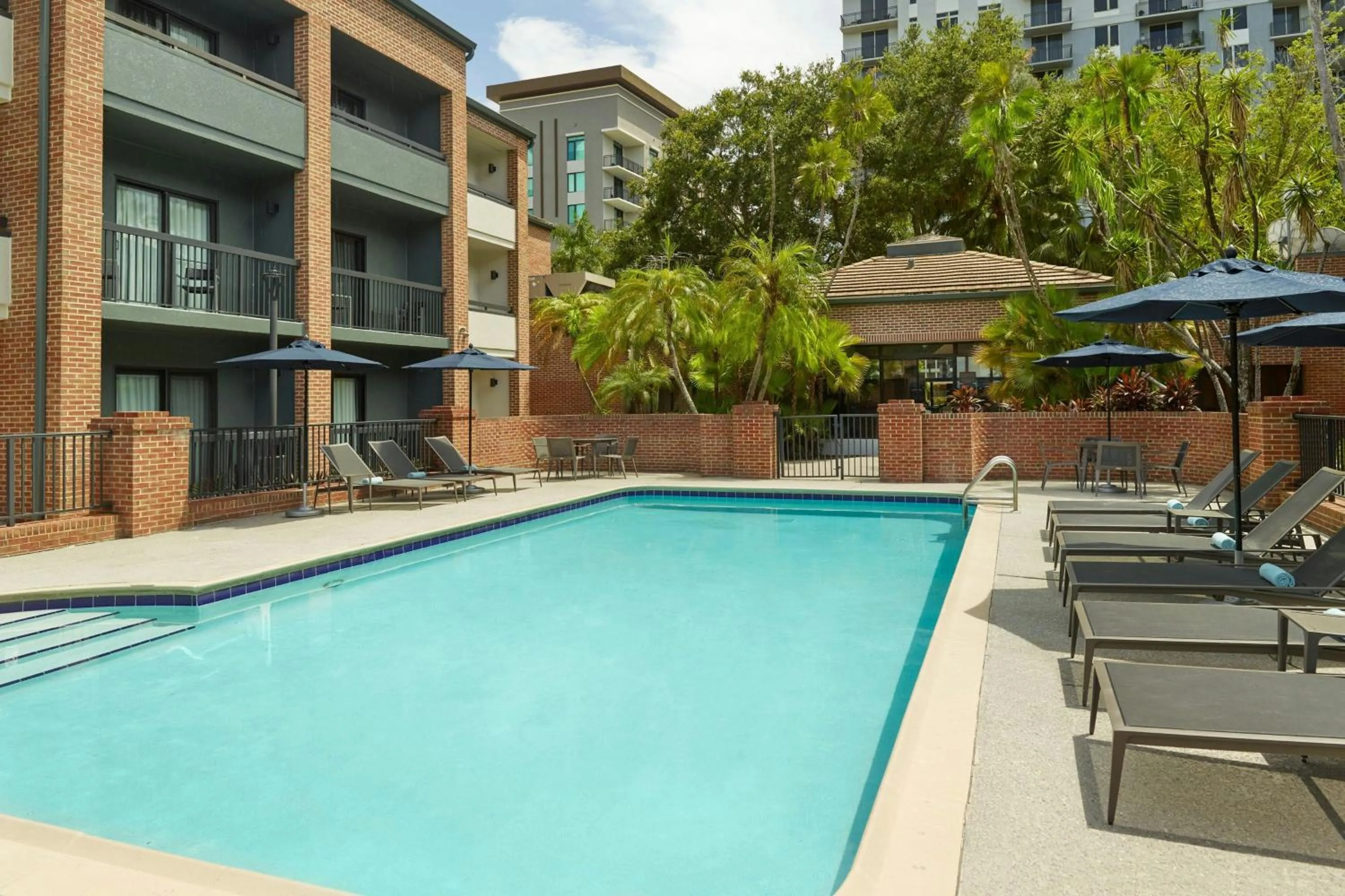 Swimming pool in Courtyard by Marriott Fort Lauderdale City of Plantation