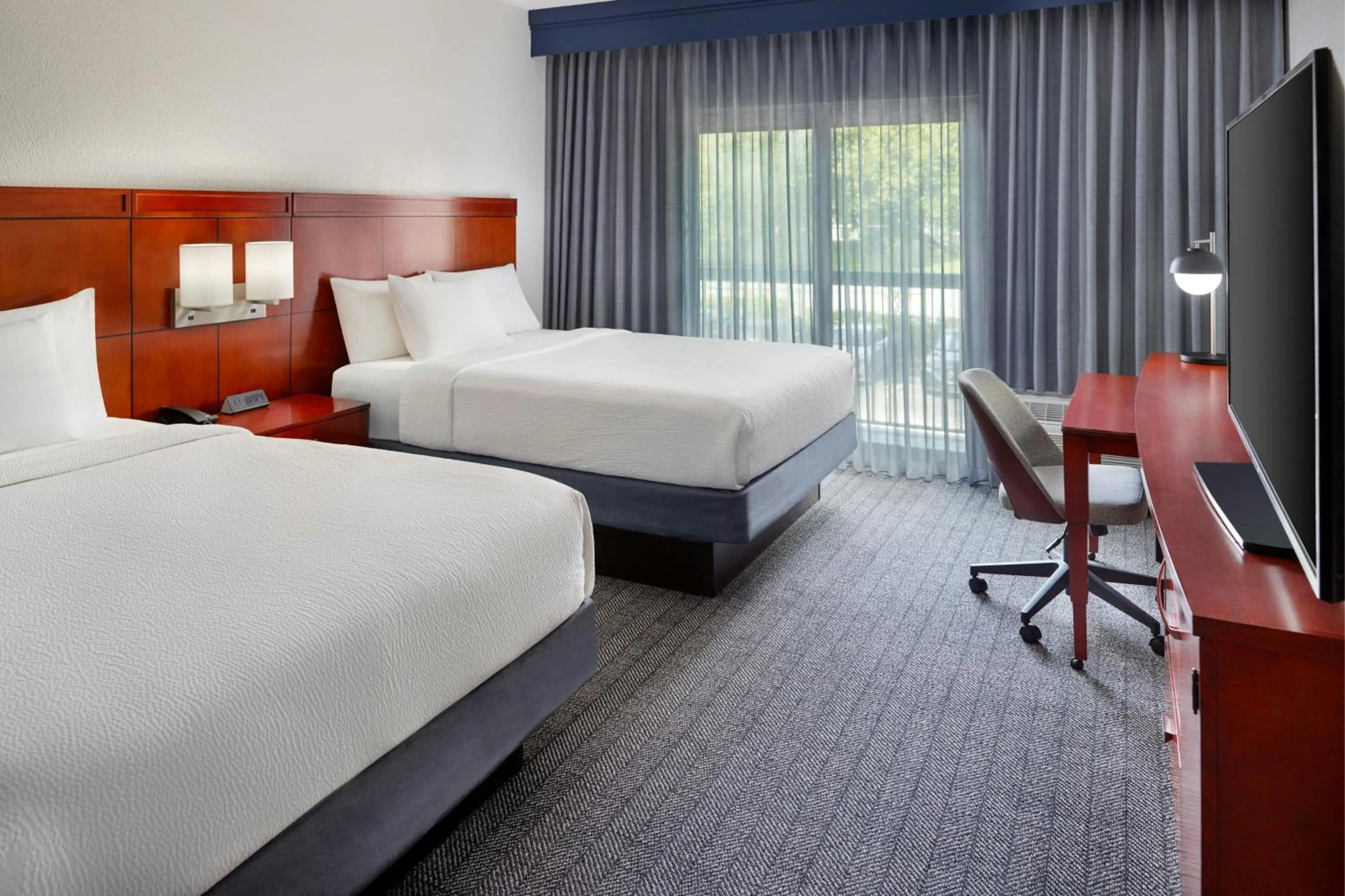 Photo of the whole room, Bed in Courtyard by Marriott Fort Lauderdale City of Plantation