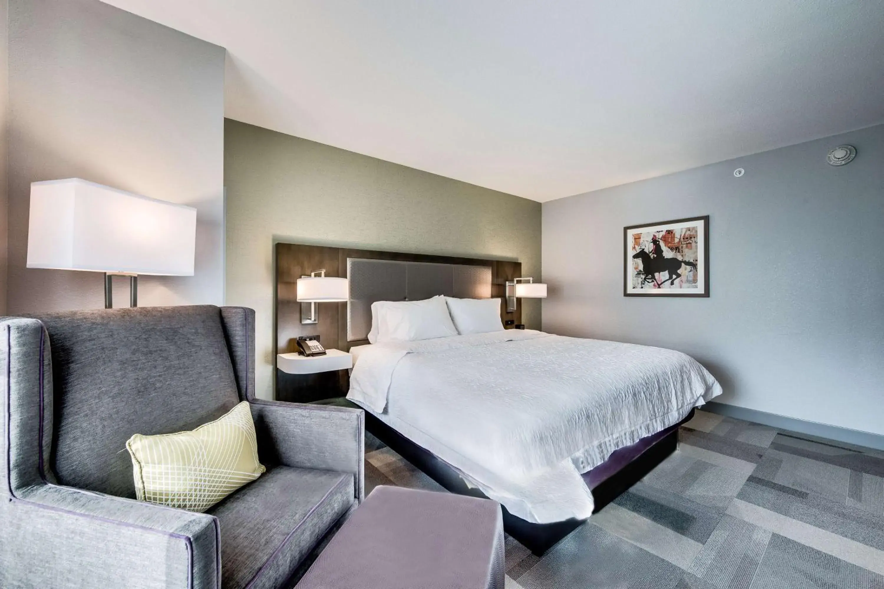 Living room, Bed in Hampton Inn & Suites Fort Worth Downtown Living room, Bed in Hampton Inn & Suites Fort Worth Downtown