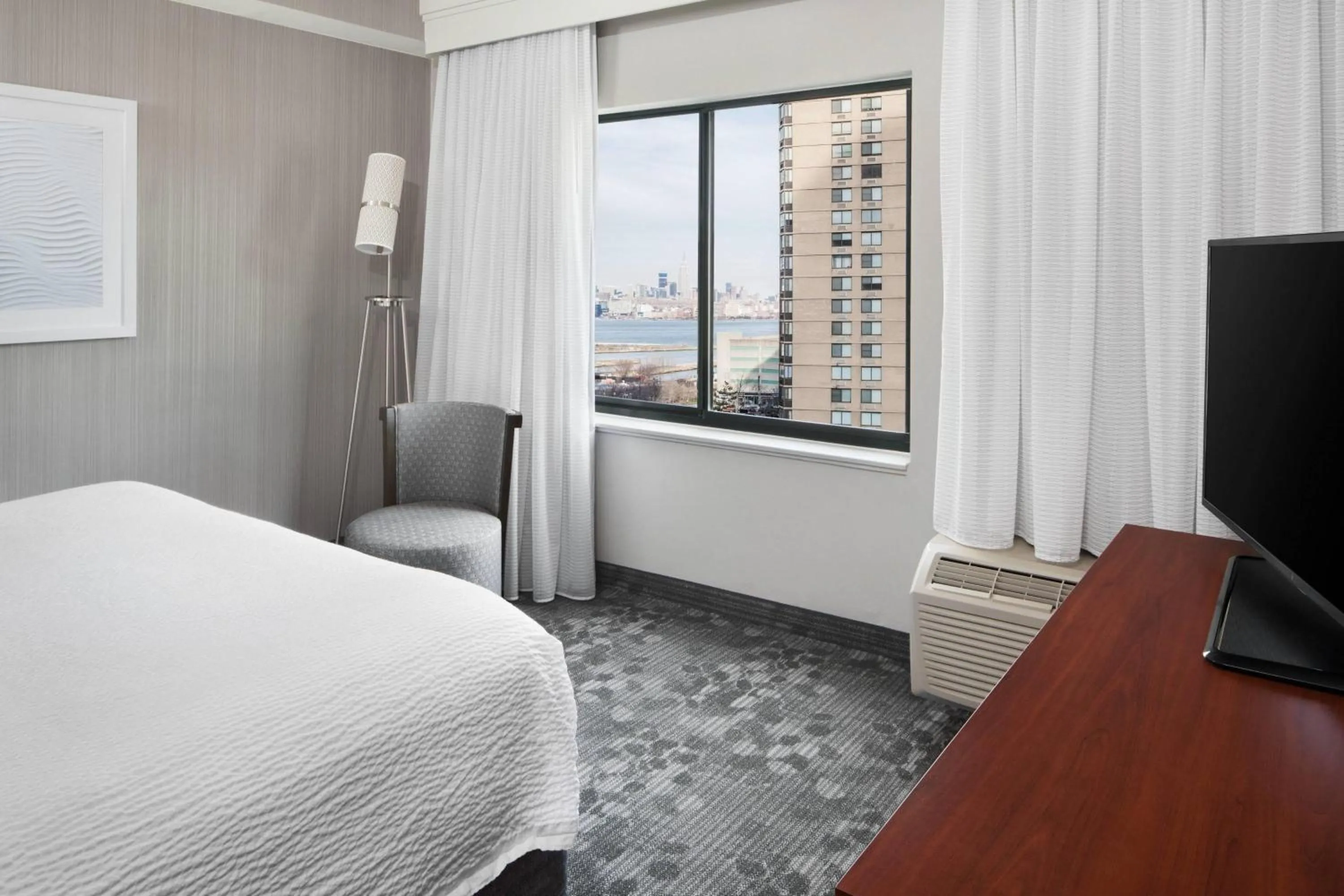 Bedroom, Bed in Courtyard By Marriott Jersey City Newport