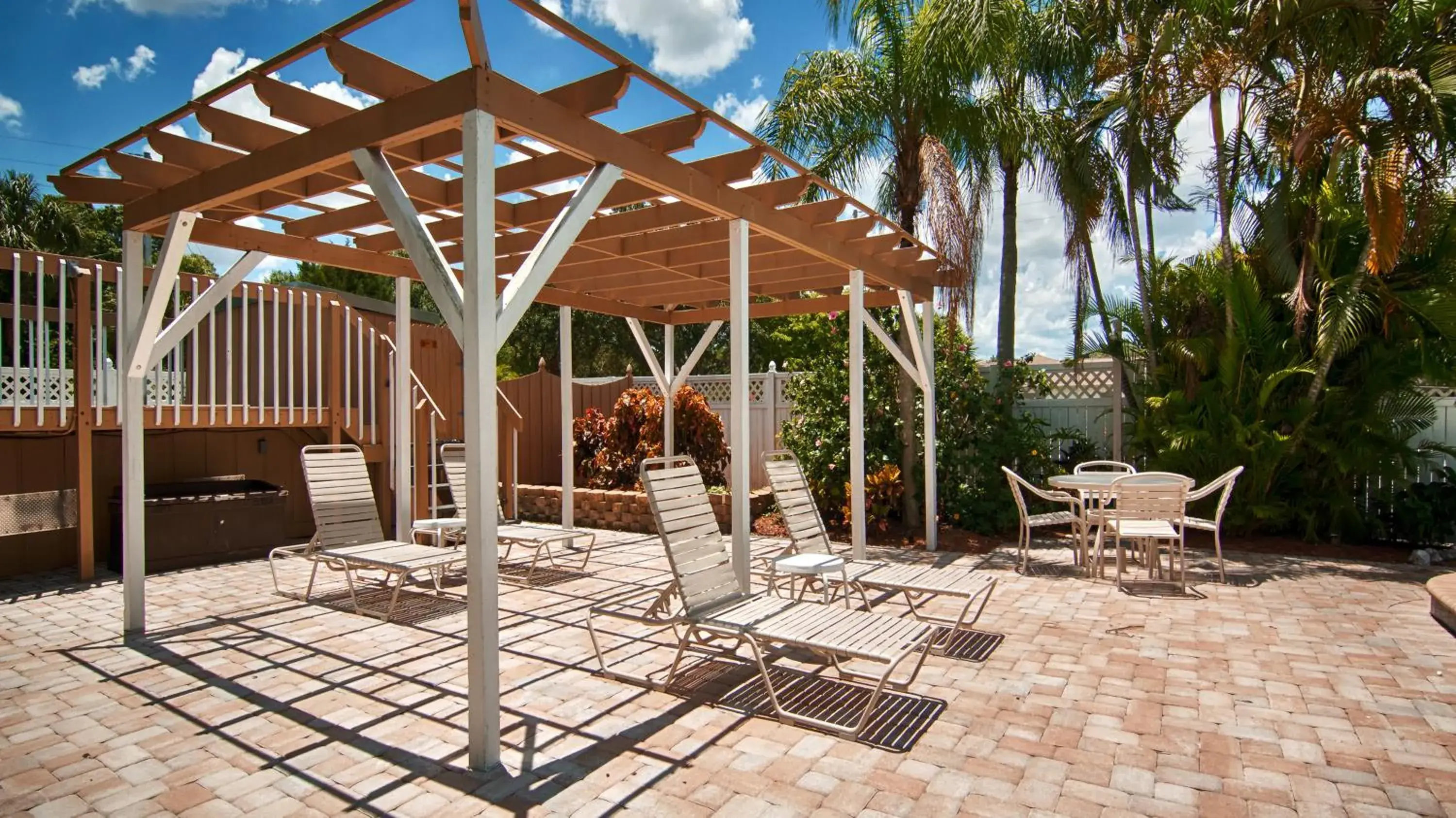 Property building in Baymont by Wyndham Sarasota Property building in Baymont by Wyndham Sarasota